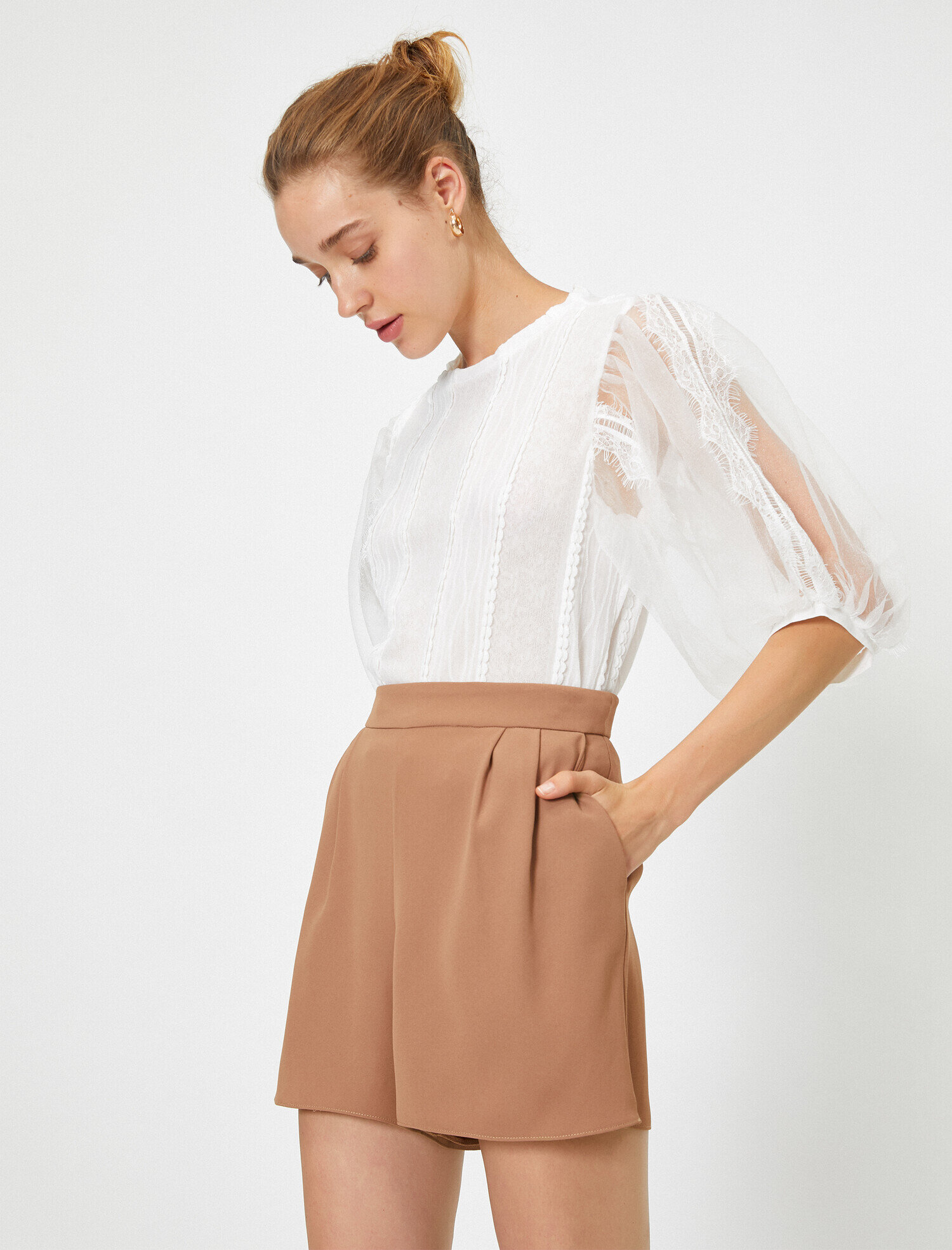   Bisiklet Yaka Kısa Kollu Tül Detaylı Tişört