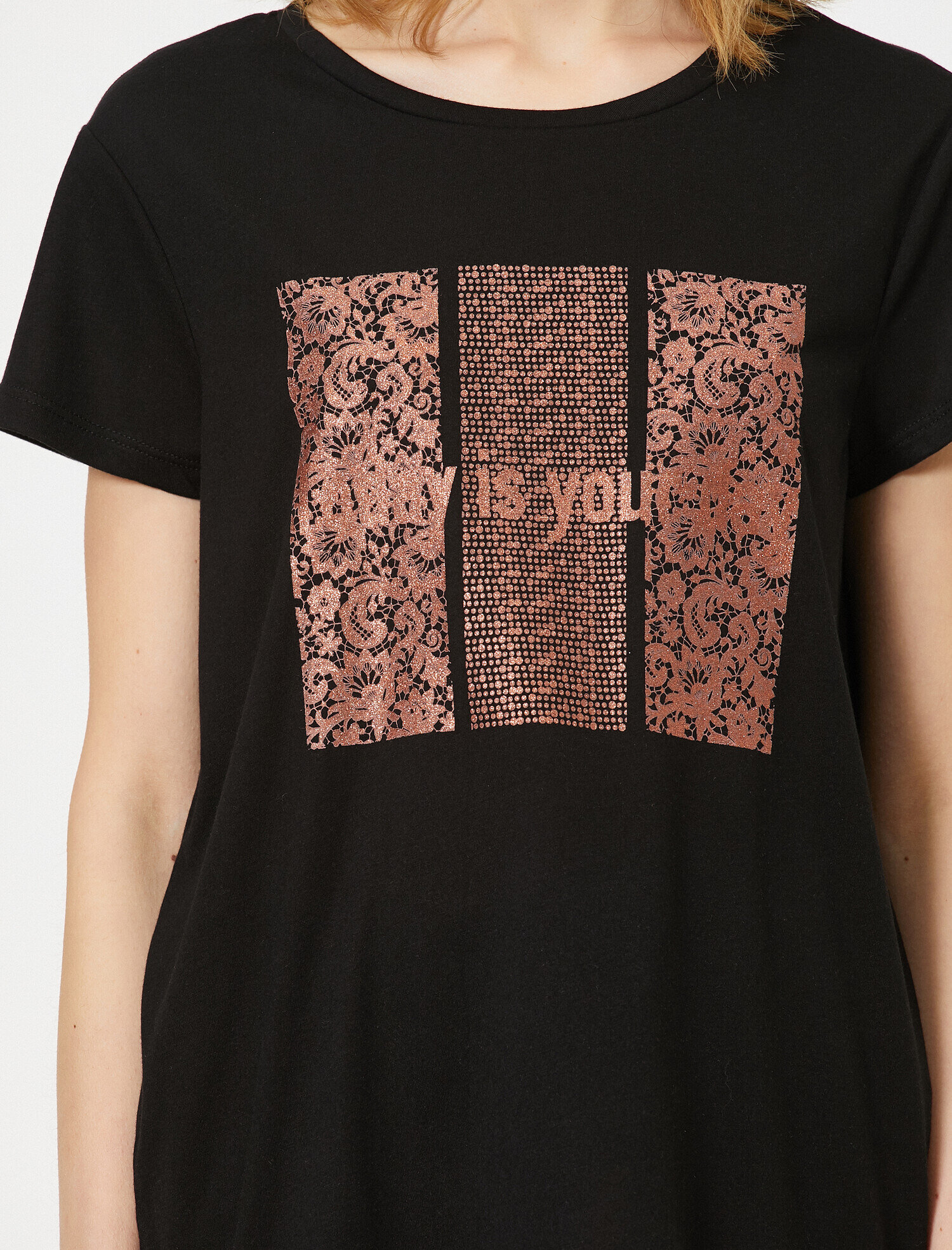   Yazı Baskılı Şal Desenli Tişört