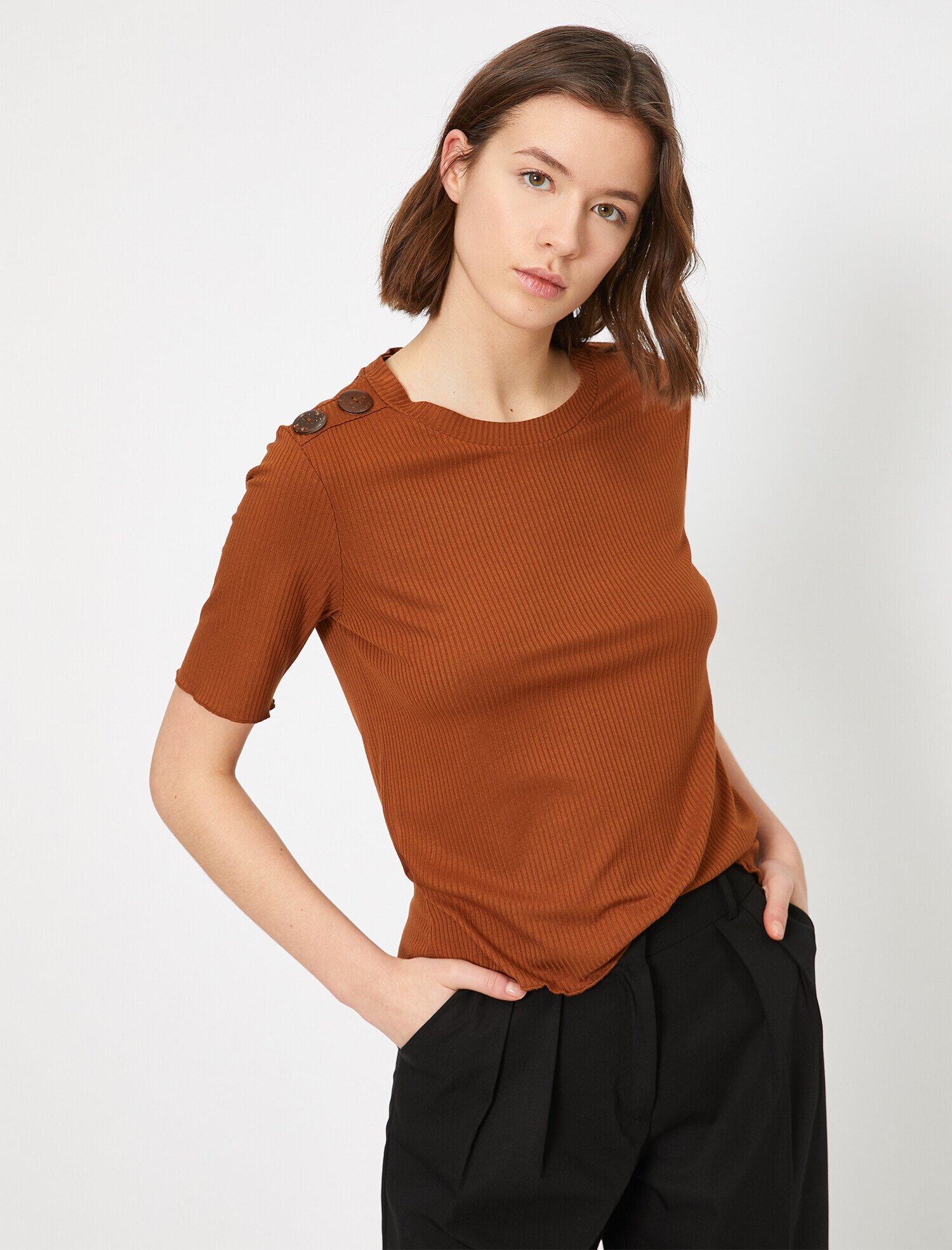   Bisiklet Yaka Düğme Detaylı Tişört