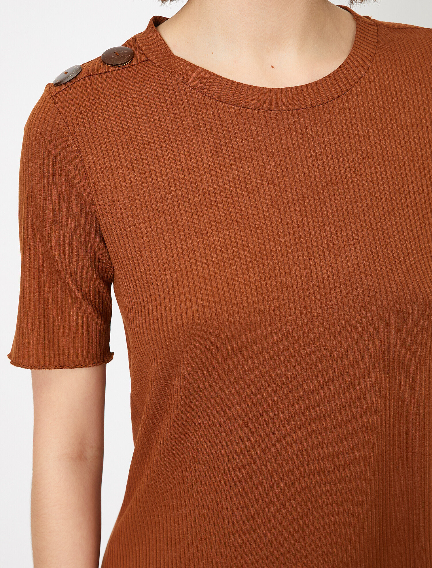   Bisiklet Yaka Düğme Detaylı Tişört