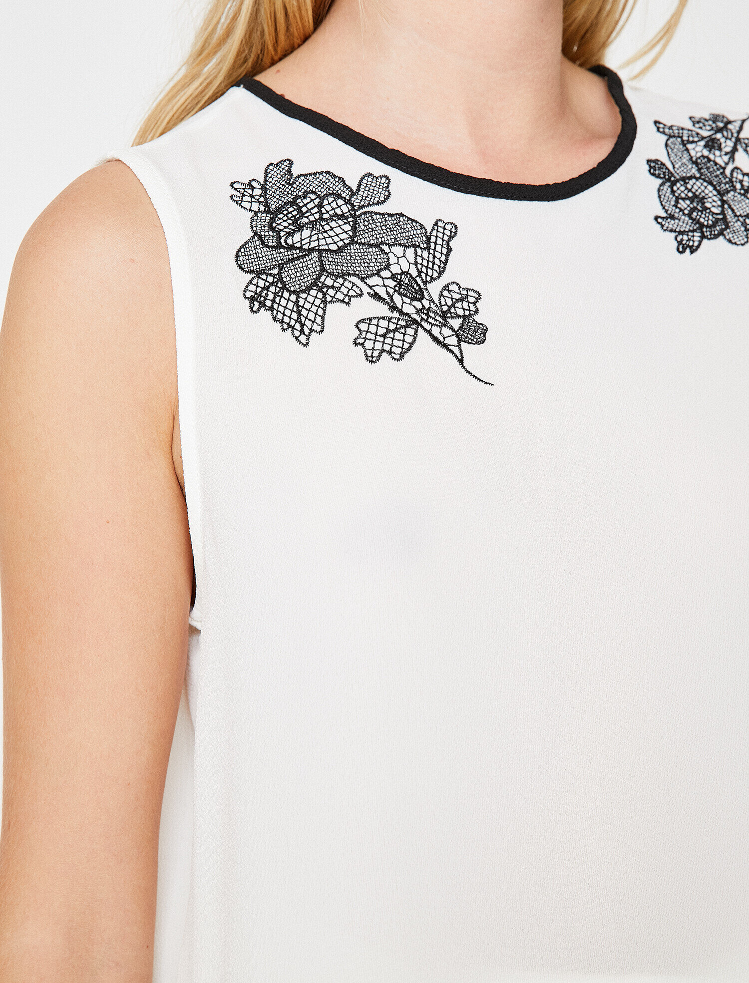   İşleme Detaylı Bluz