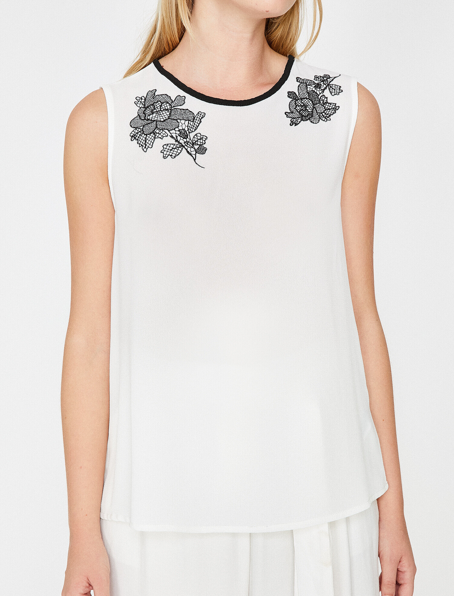   İşleme Detaylı Bluz