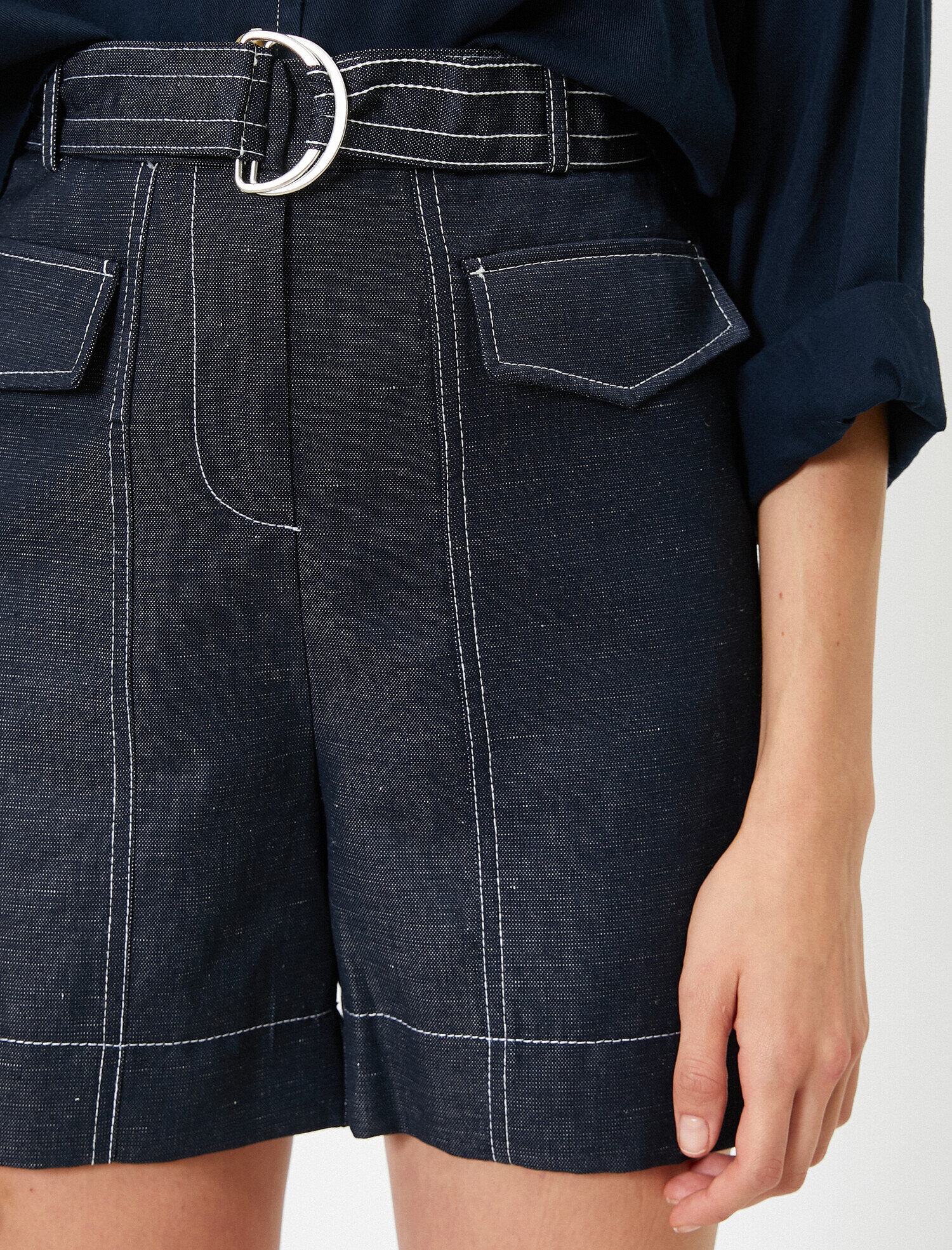   Kemer Detaylı Şort