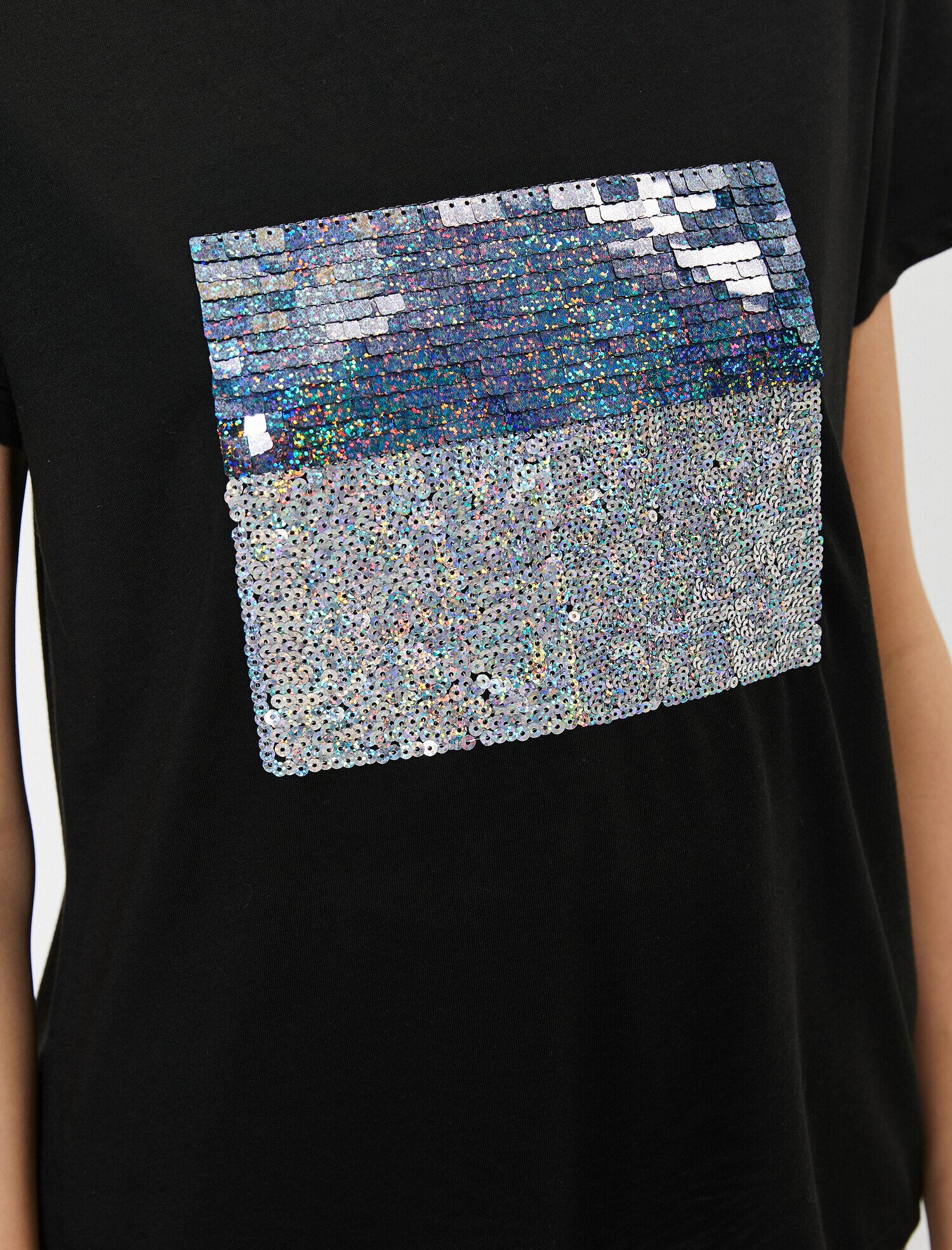   Pul Detaylı Bisiklet Yaka Tişört