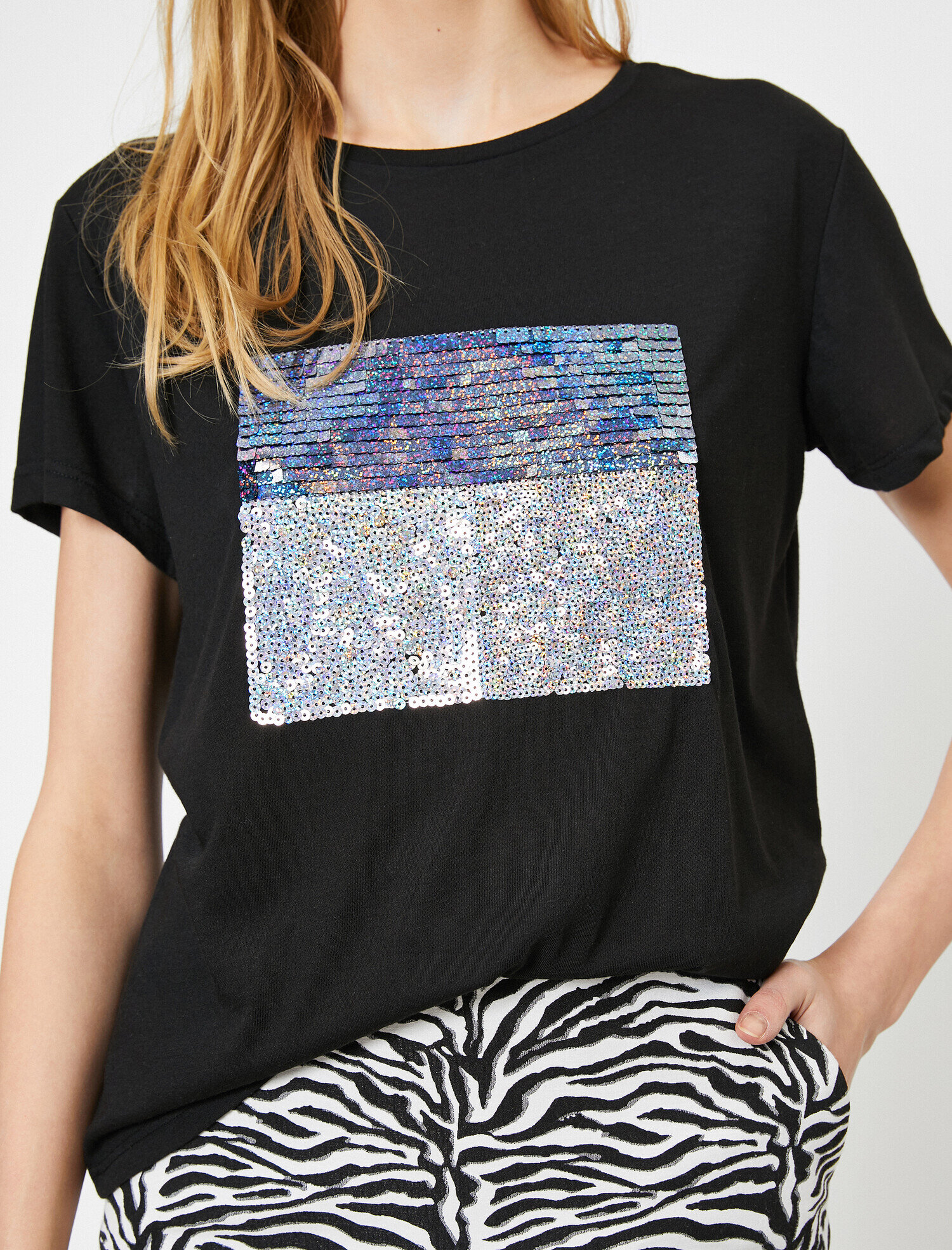   Pul Detaylı Bisiklet Yaka Tişört