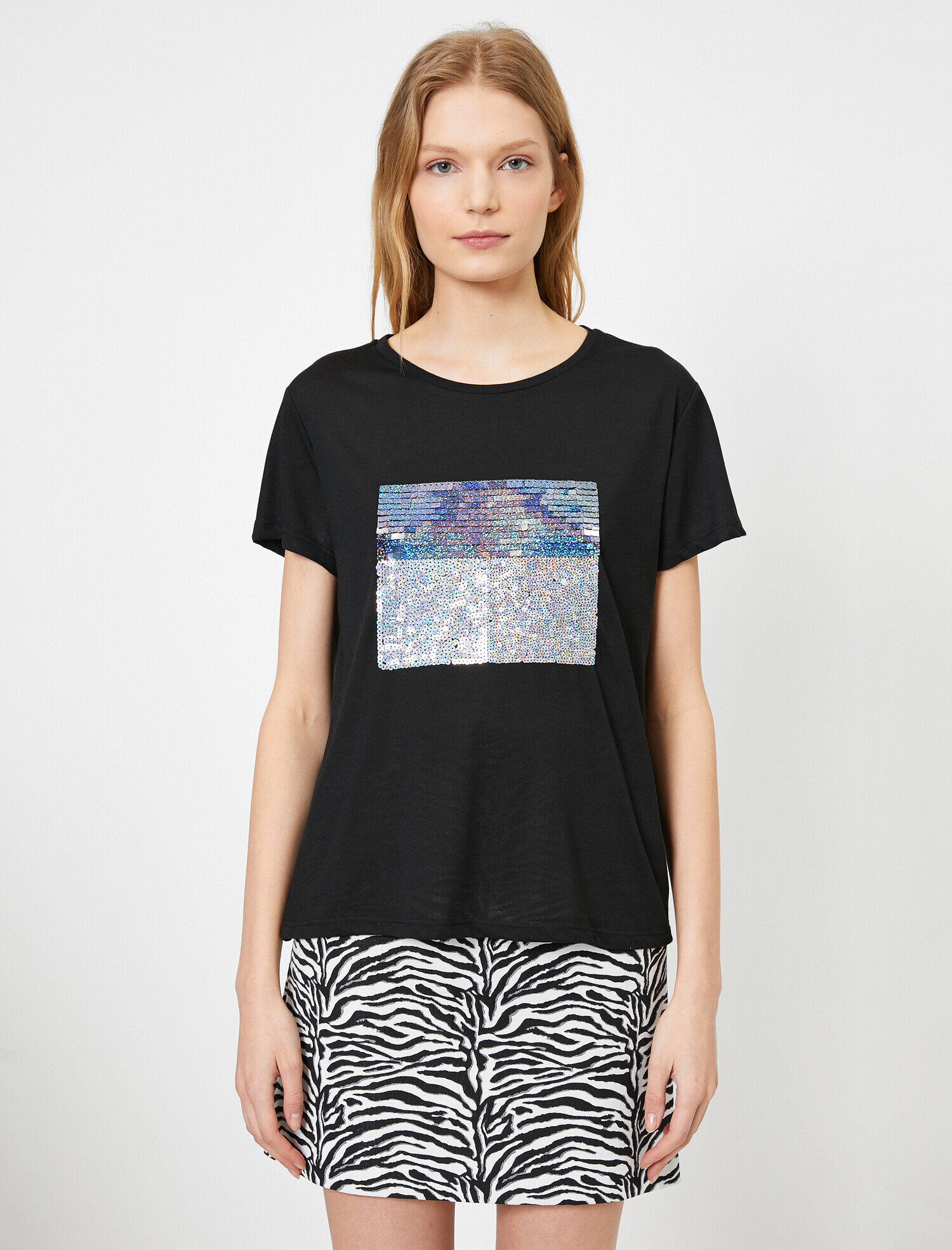   Pul Detaylı Bisiklet Yaka Tişört