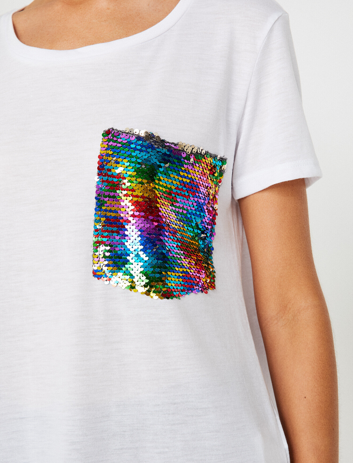   Pul Detaylı Tişört