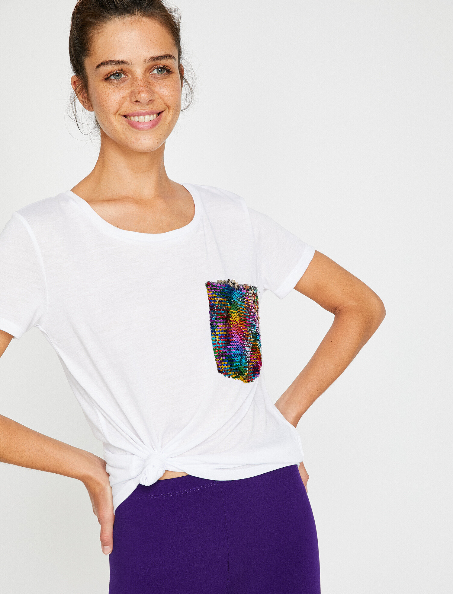   Pul Detaylı Tişört