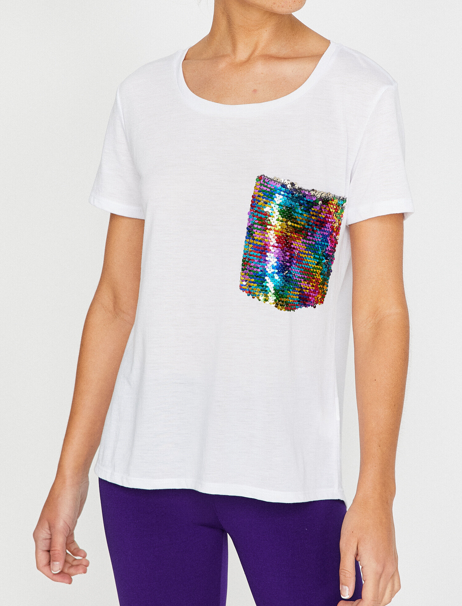   Pul Detaylı Tişört