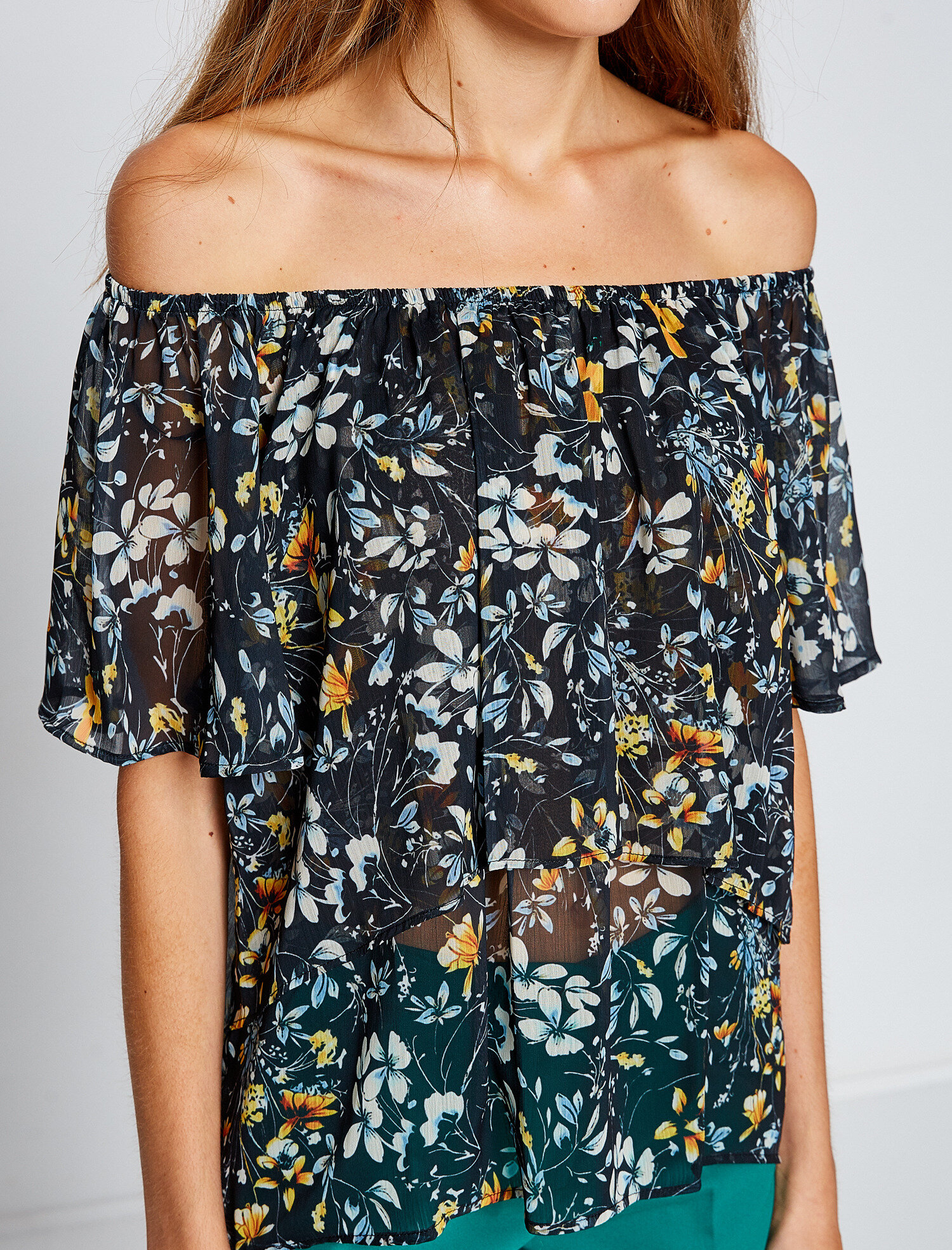   Yaka Detaylı Tişört