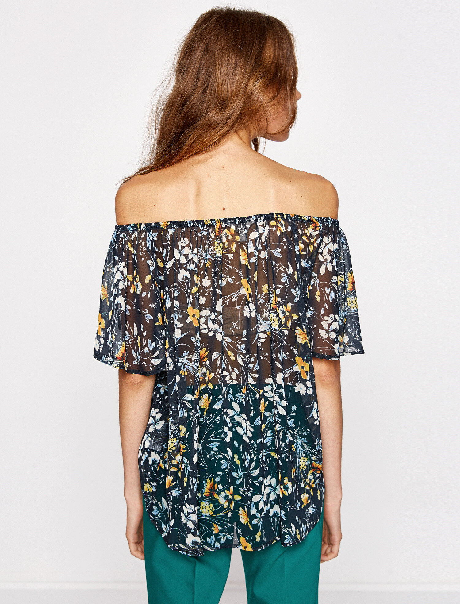   Yaka Detaylı Tişört