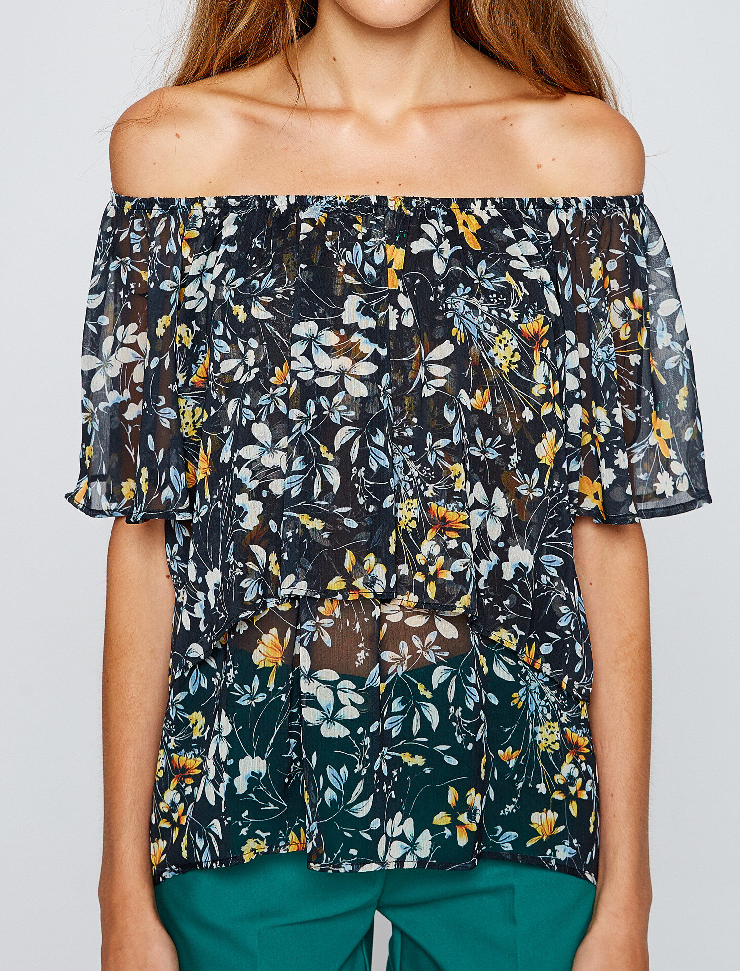   Yaka Detaylı Tişört