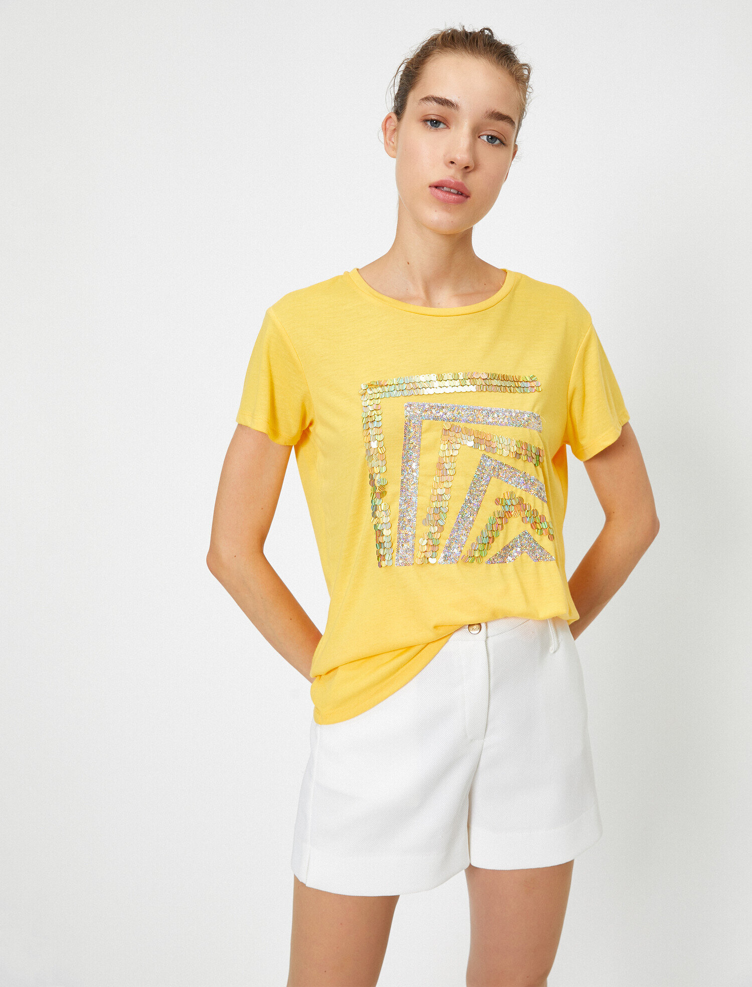   Pul Payet Detaylı Bisiklet Yaka Tişört