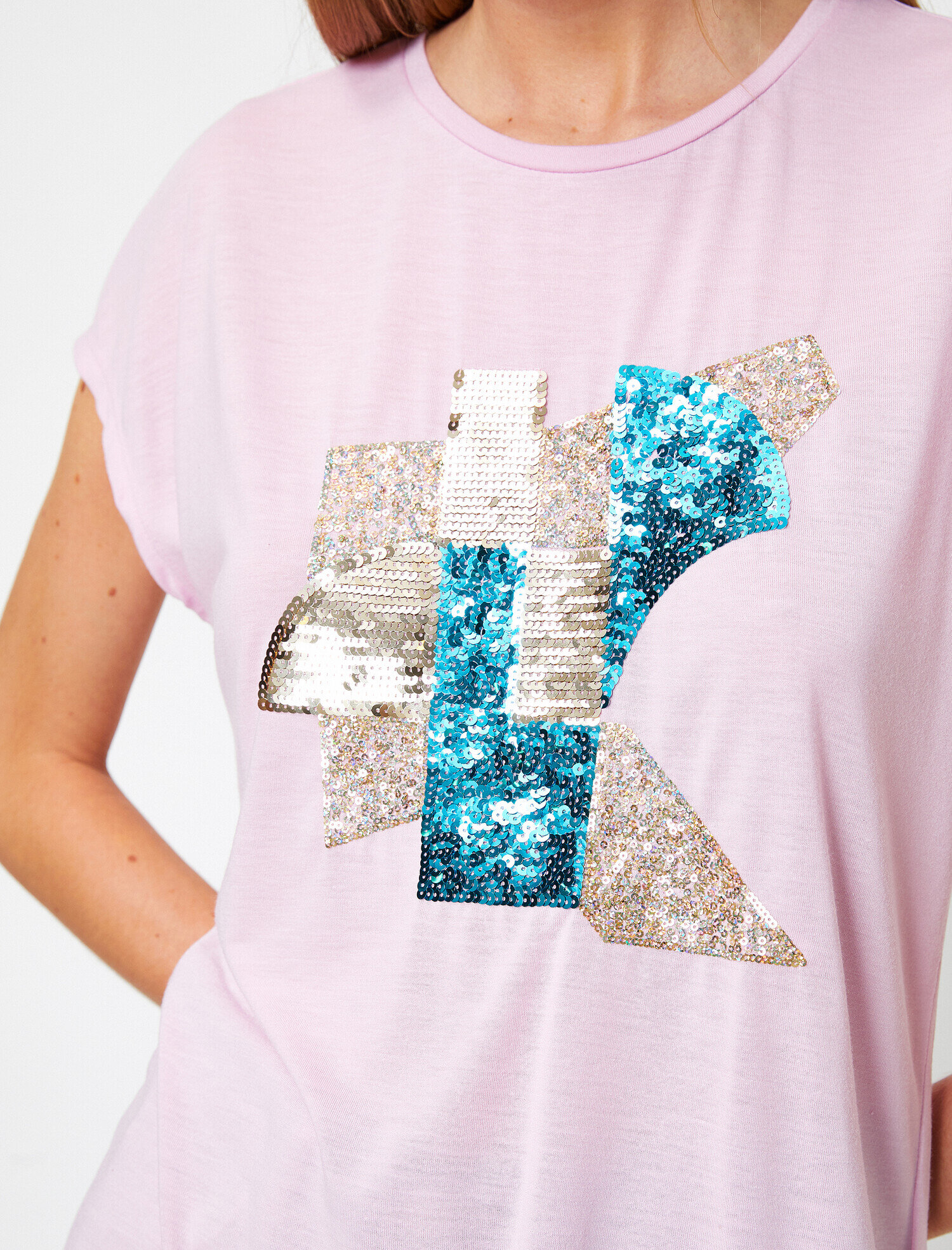   Pul Detaylı Kısa Kollu Tişört