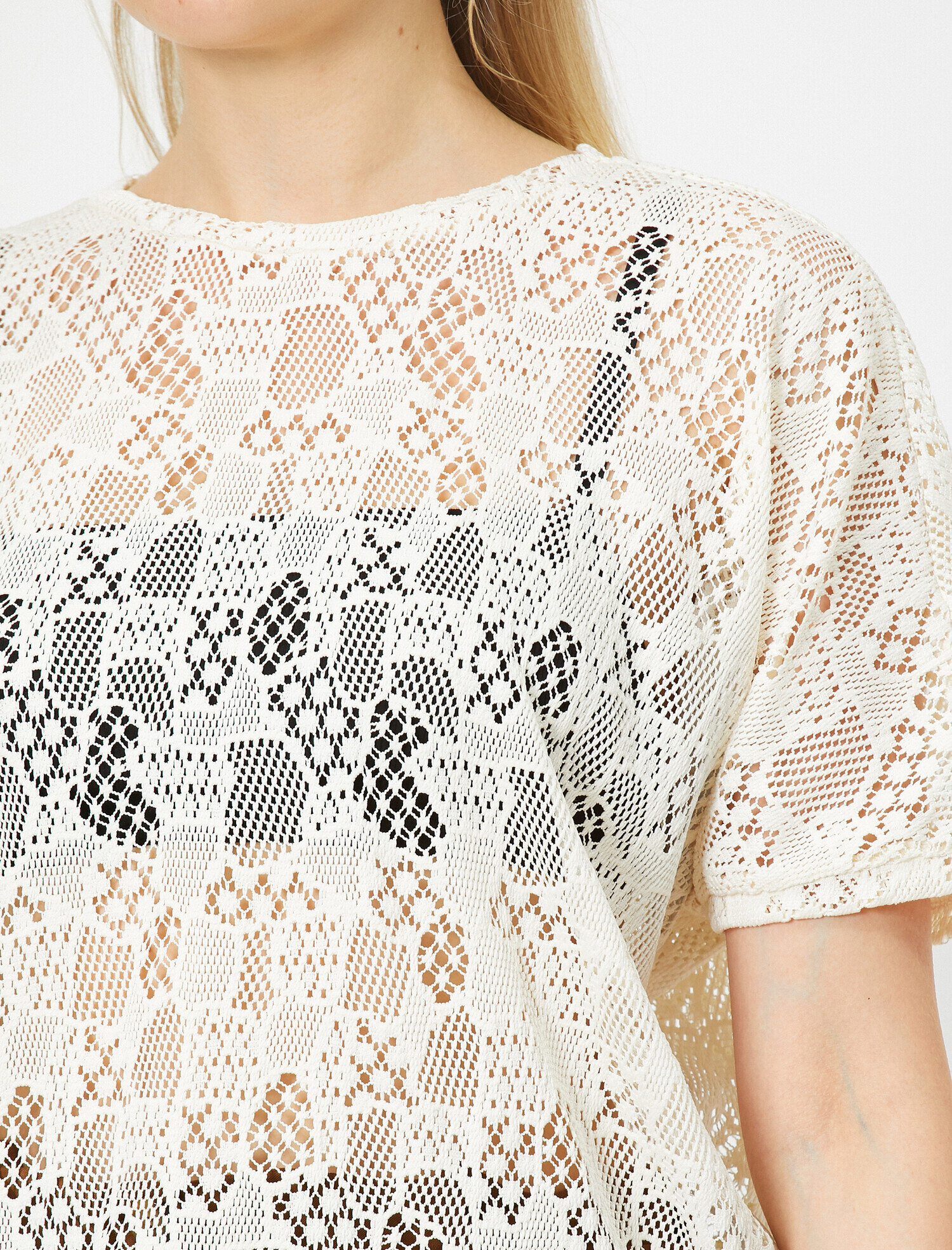   Bisiklet Yaka Kısa Kollu Dantel Detaylı Tişört