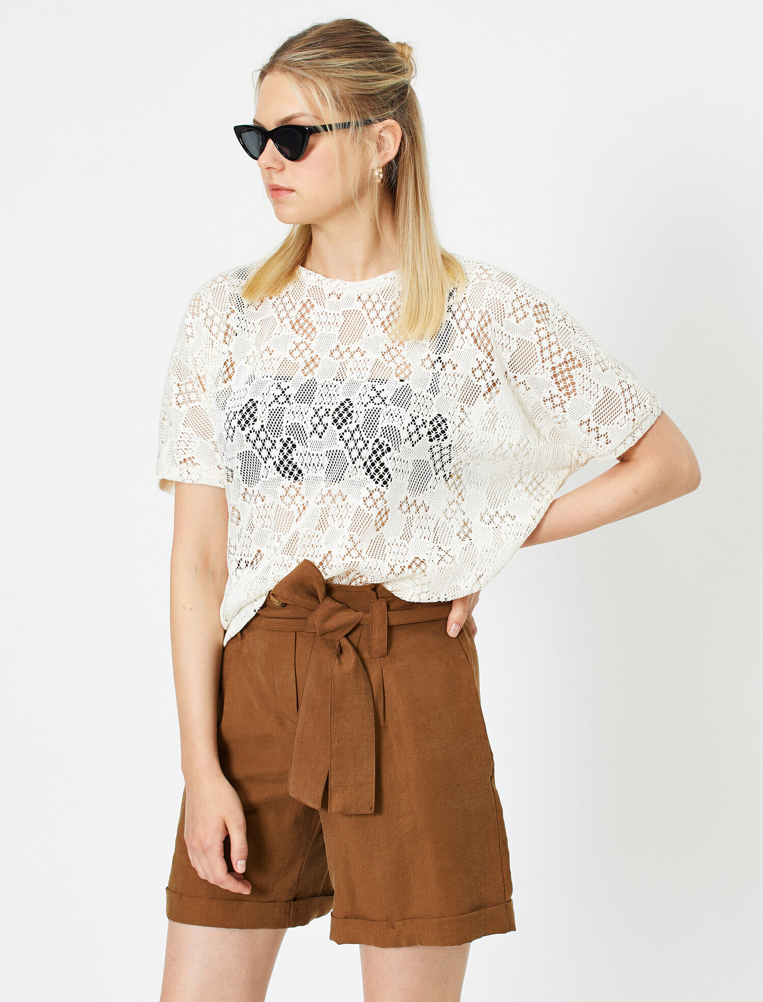   Bisiklet Yaka Kısa Kollu Dantel Detaylı Tişört