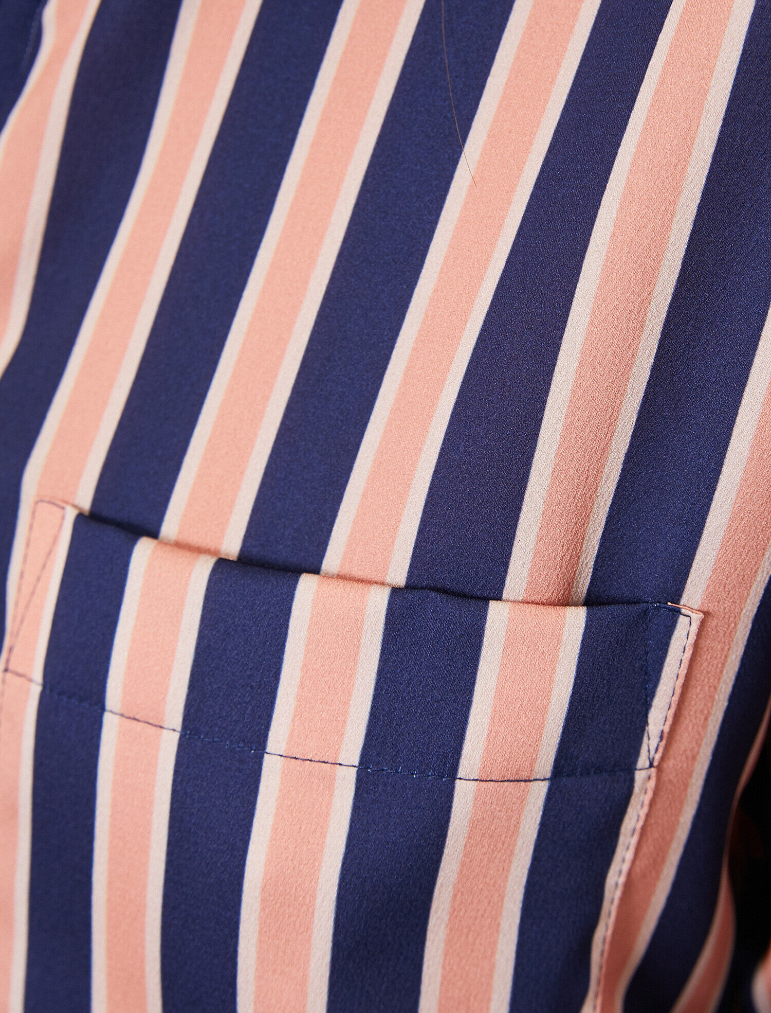   Yaka Detaylı Tişört