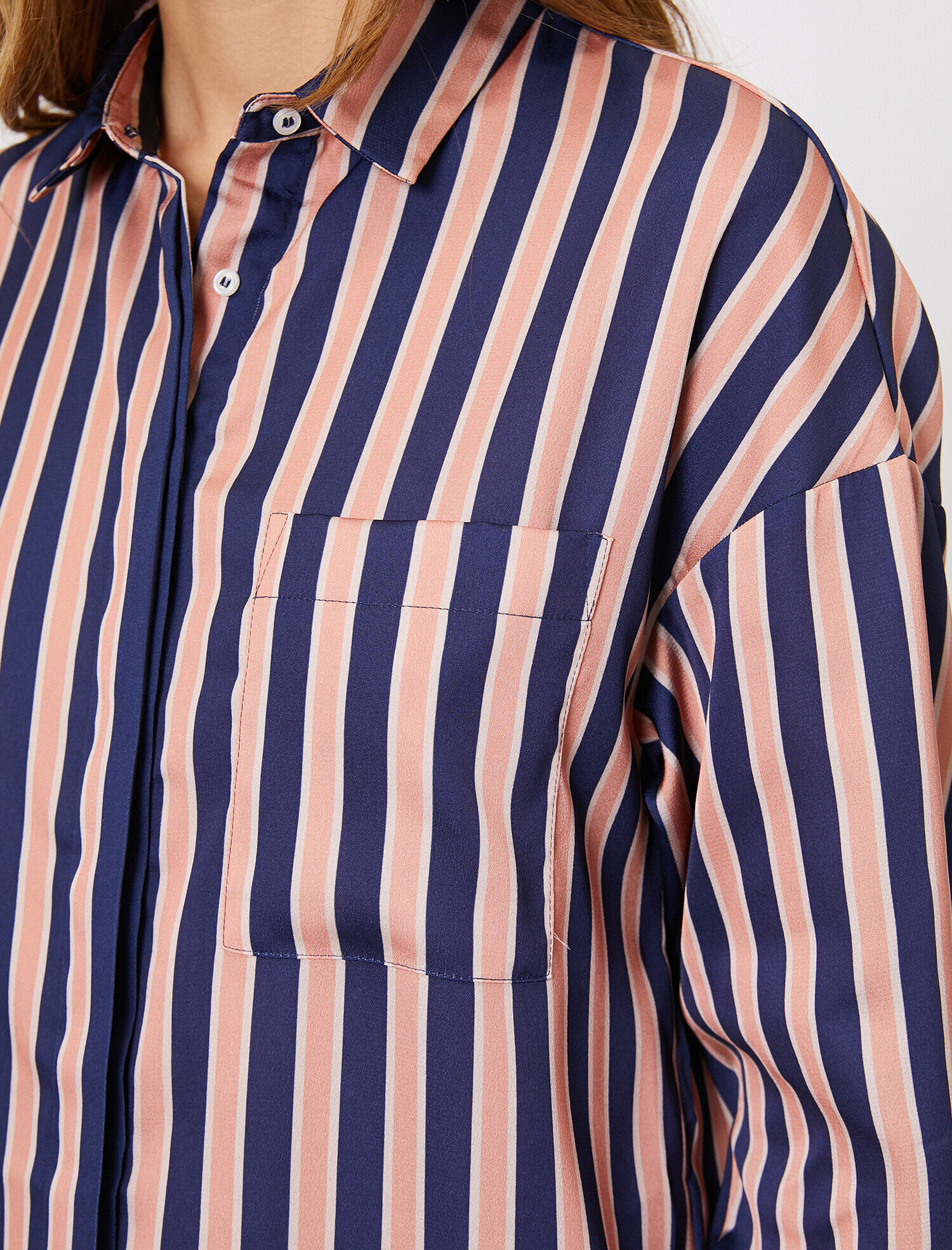   Yaka Detaylı Tişört