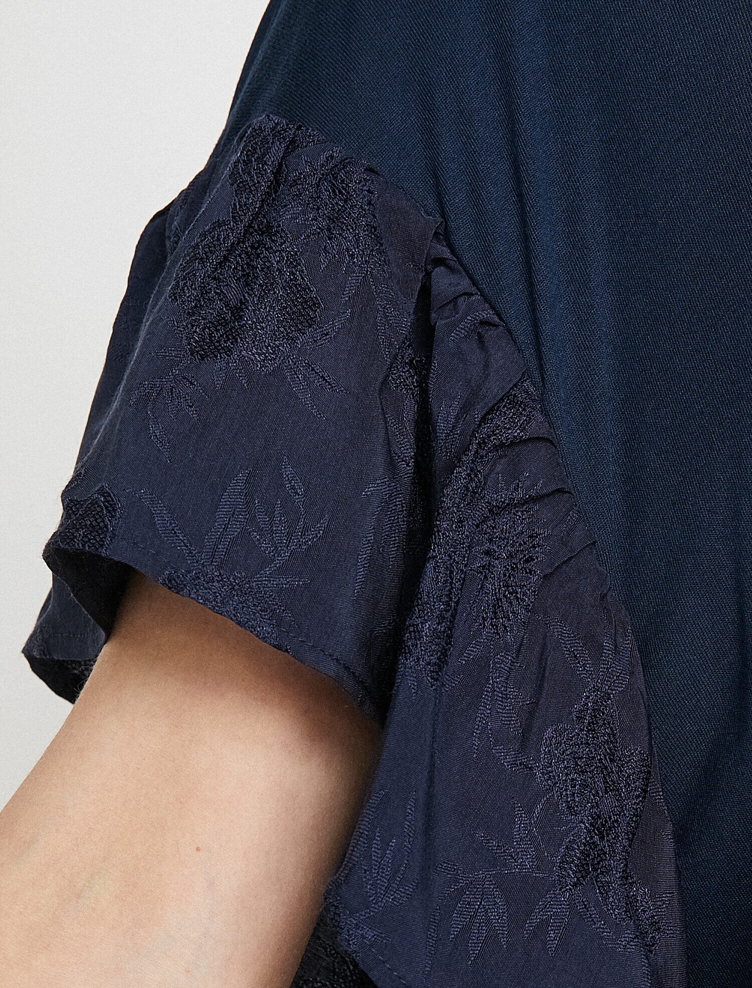   Fırfır Detaylı Tişört