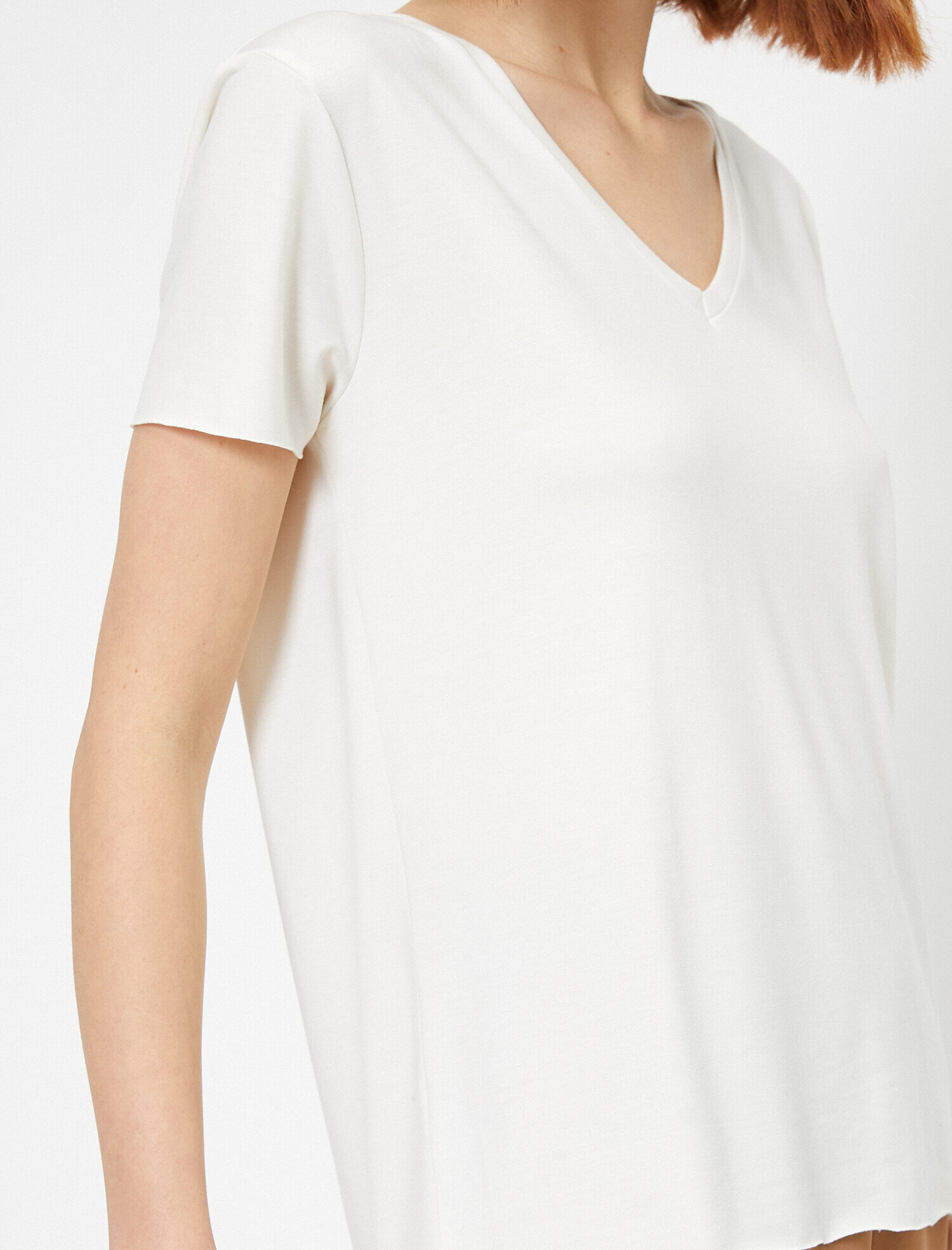   V Yaka Kısa Kollu Tişört