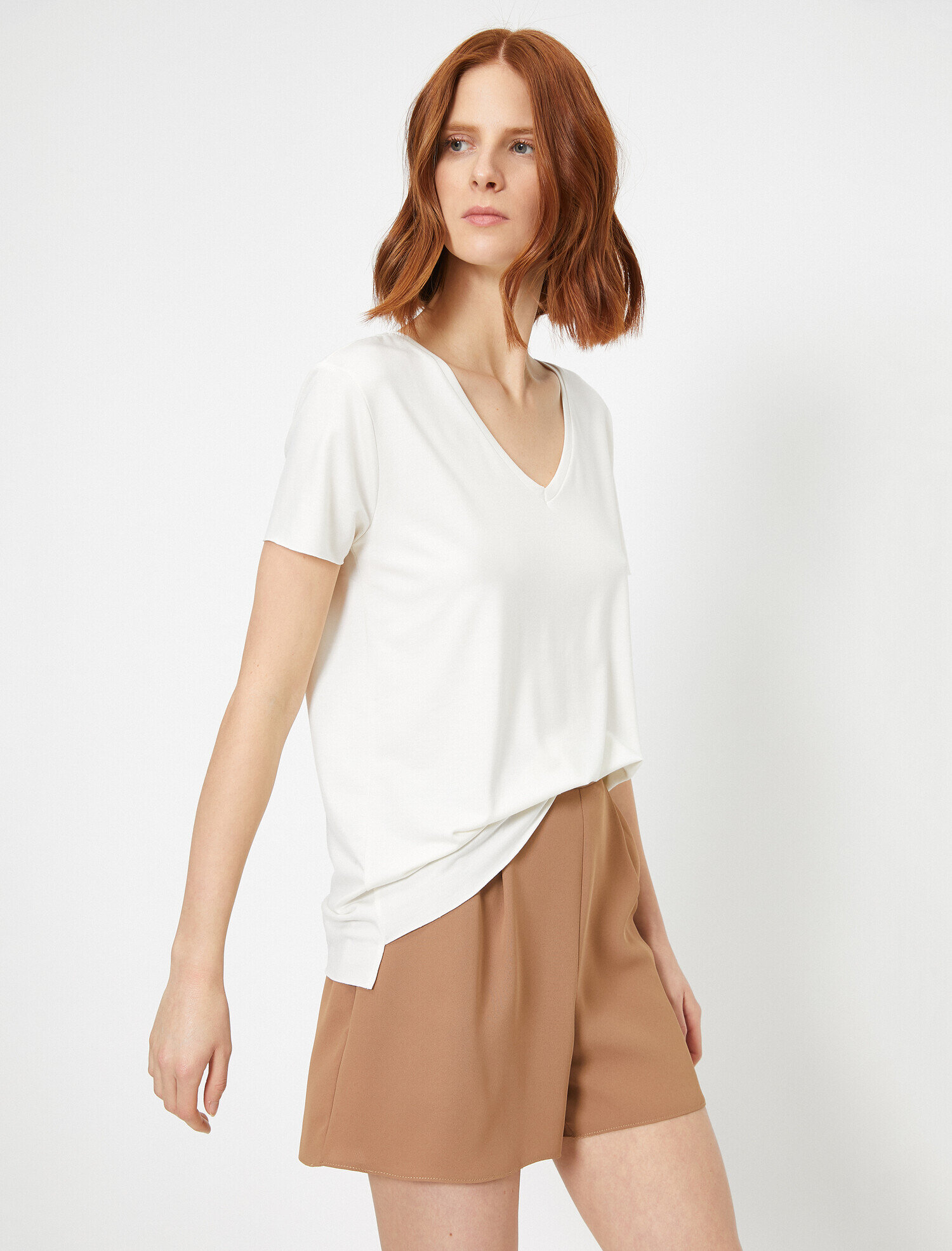   V Yaka Kısa Kollu Tişört