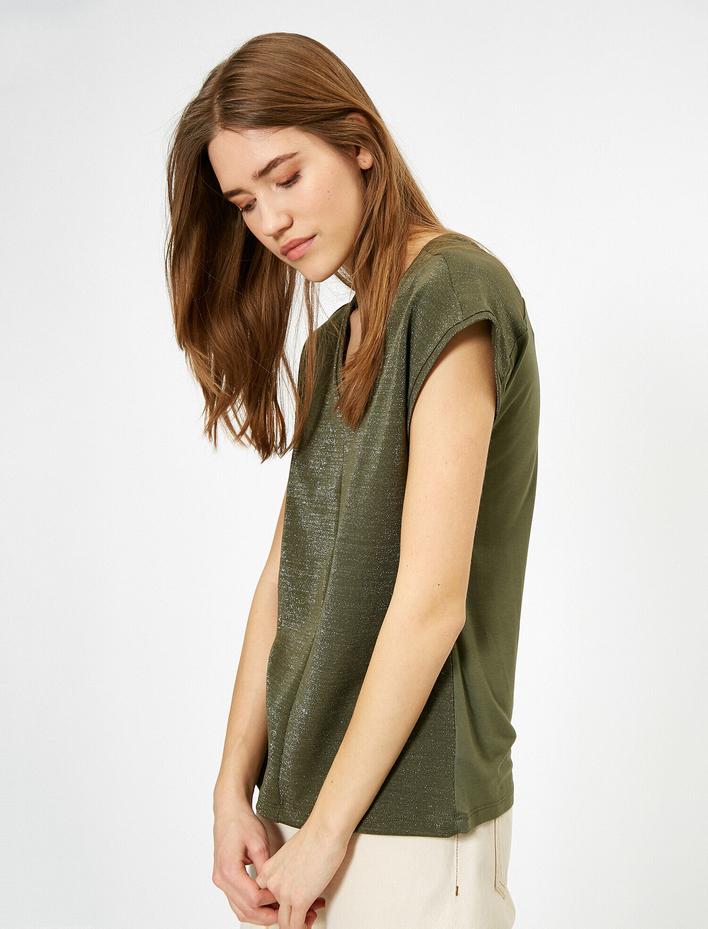  Sim Detaylı V Yaka Kısa Kollu Tişört