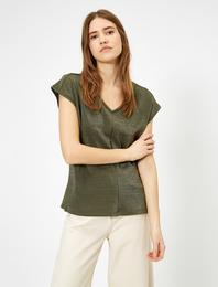 Sim Detaylı V Yaka Kısa Kollu Tişört