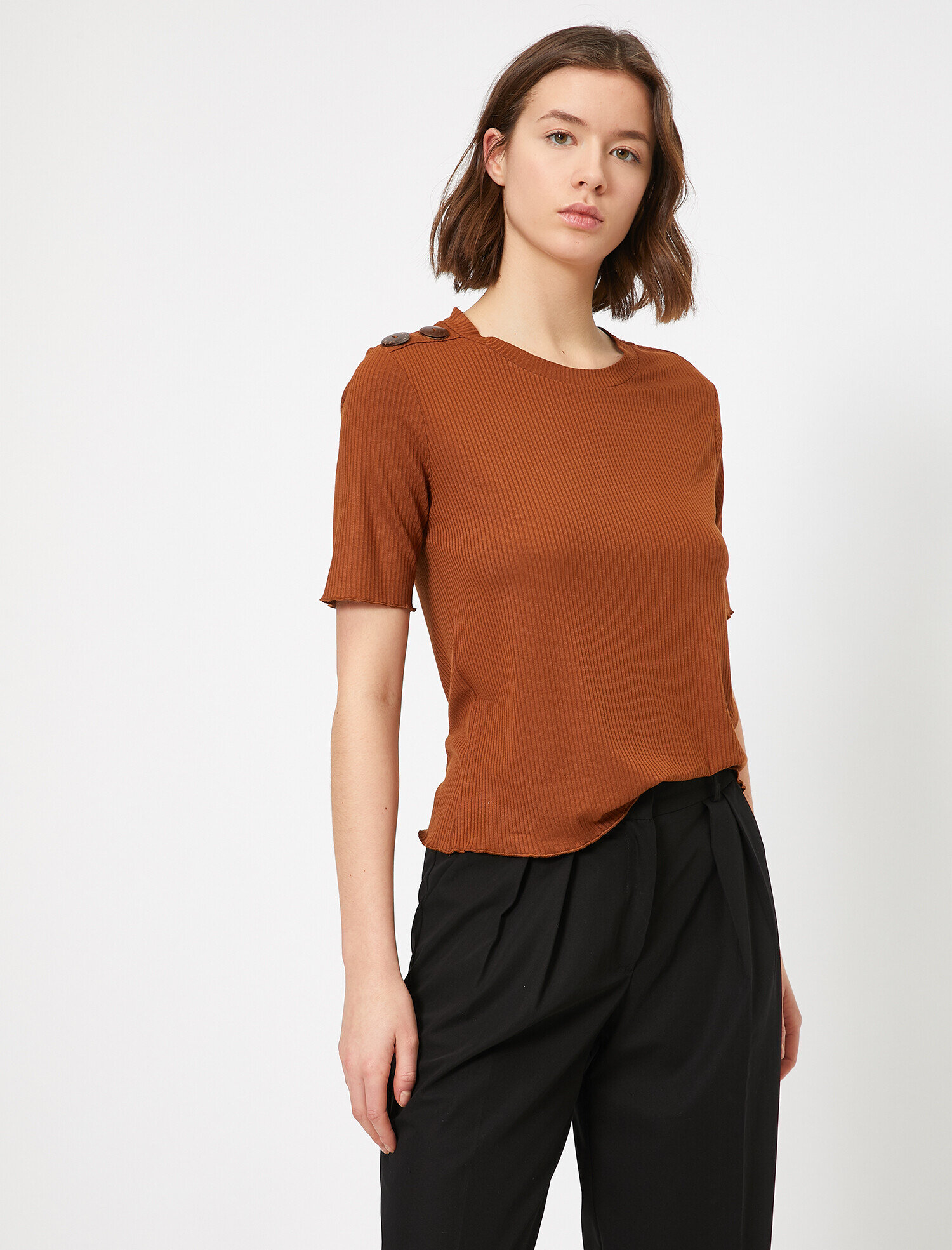   Bisiklet Yaka Düğme Detaylı Tişört