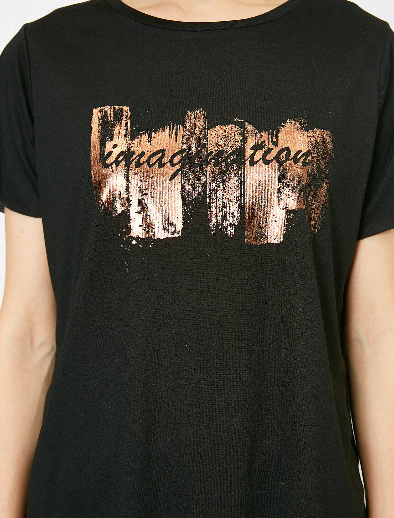   Parlak Baskı Detaylı Kısa Kollu Tişört