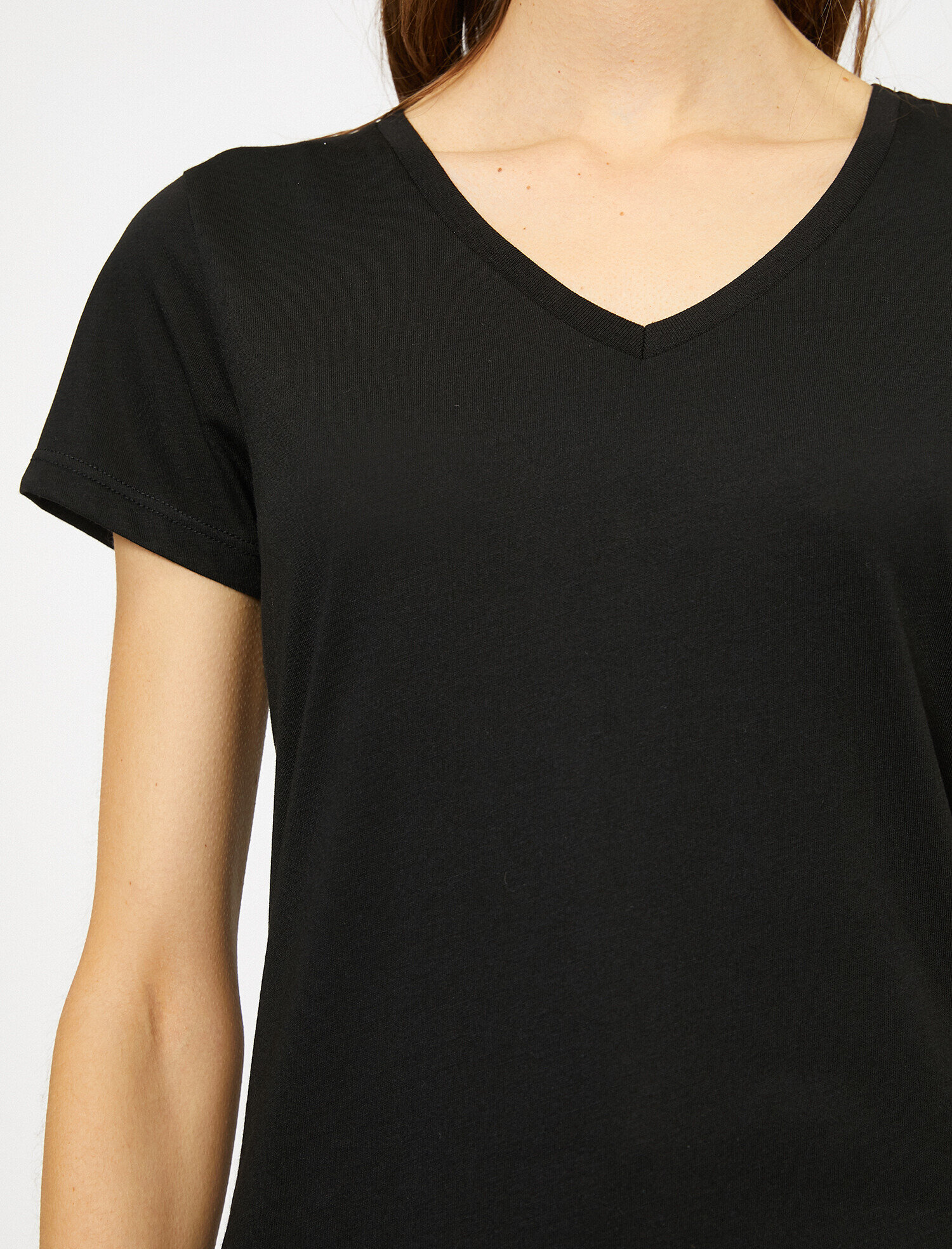   V Yaka Rahat Kalıp Basic Tişört