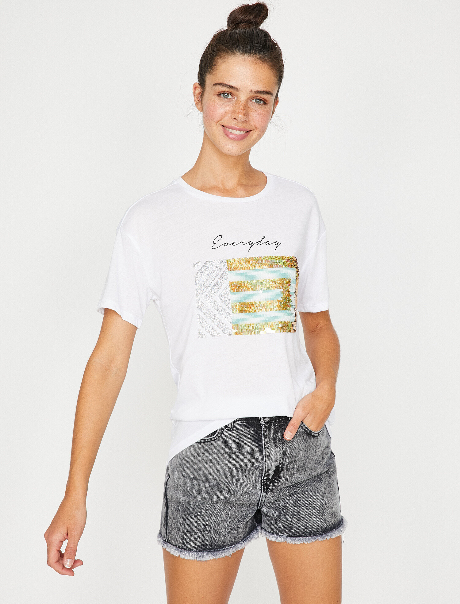   Pul Detaylı Tişört