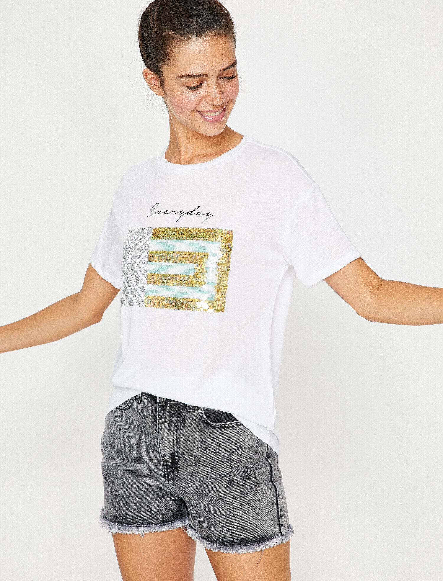   Pul Detaylı Tişört