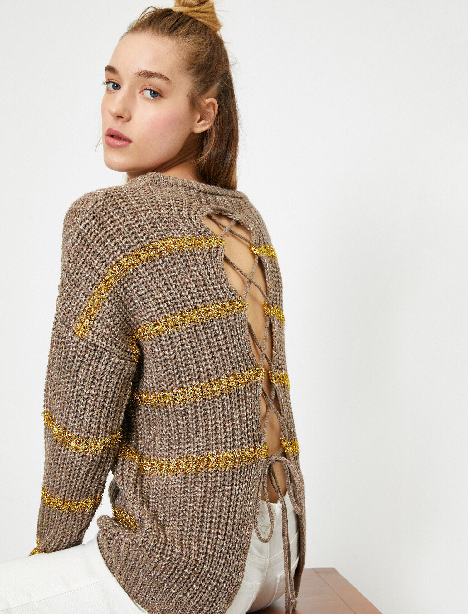   Sırt Detaylı Triko Kazak