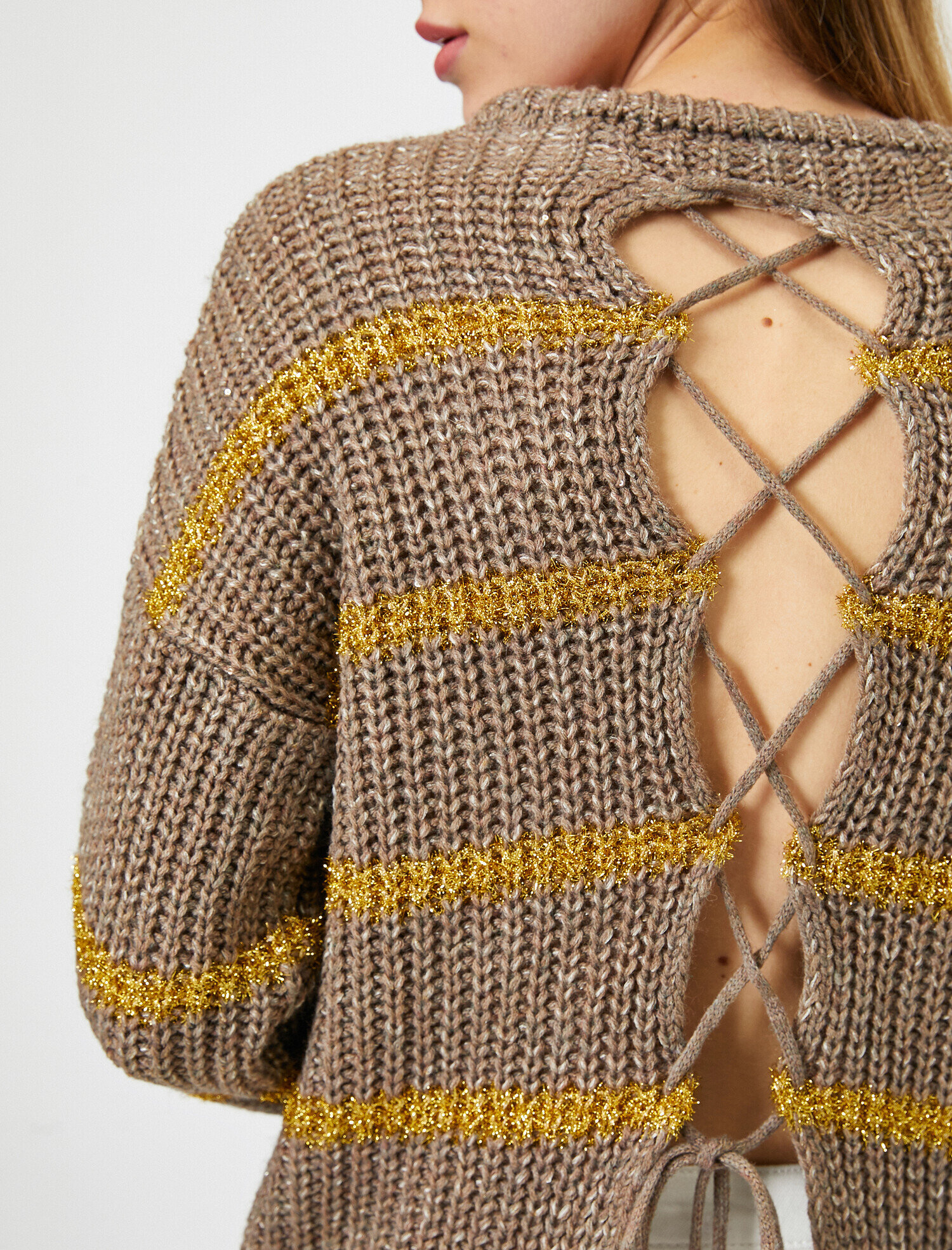   Sırt Detaylı Triko Kazak