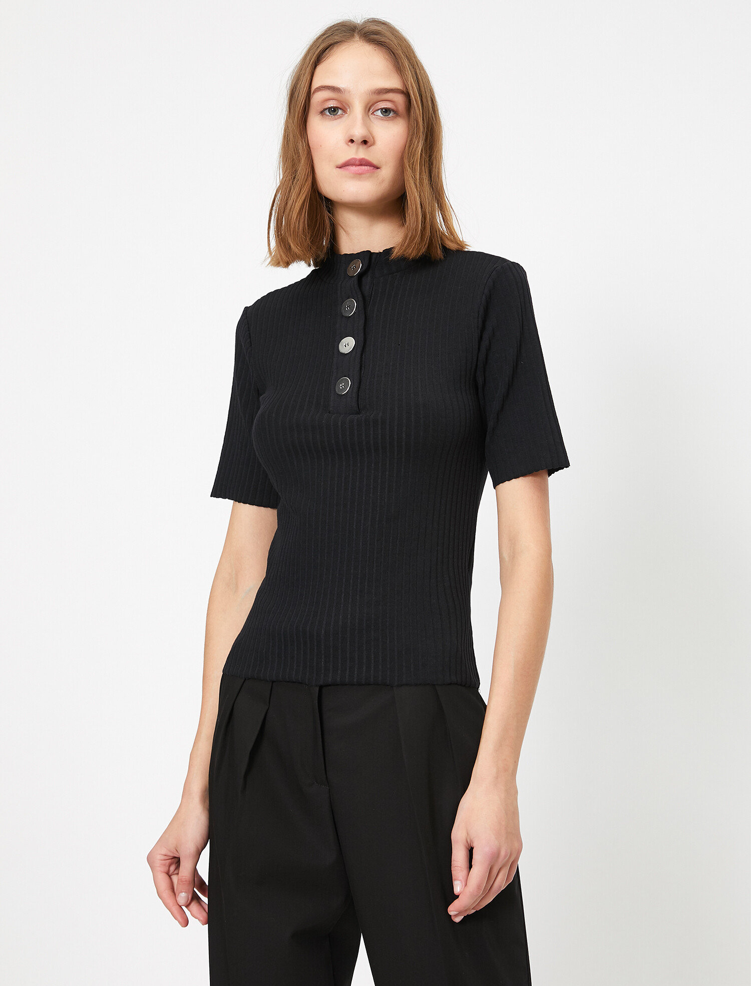   Düğme Detaylı Kısa Kollu Tişört