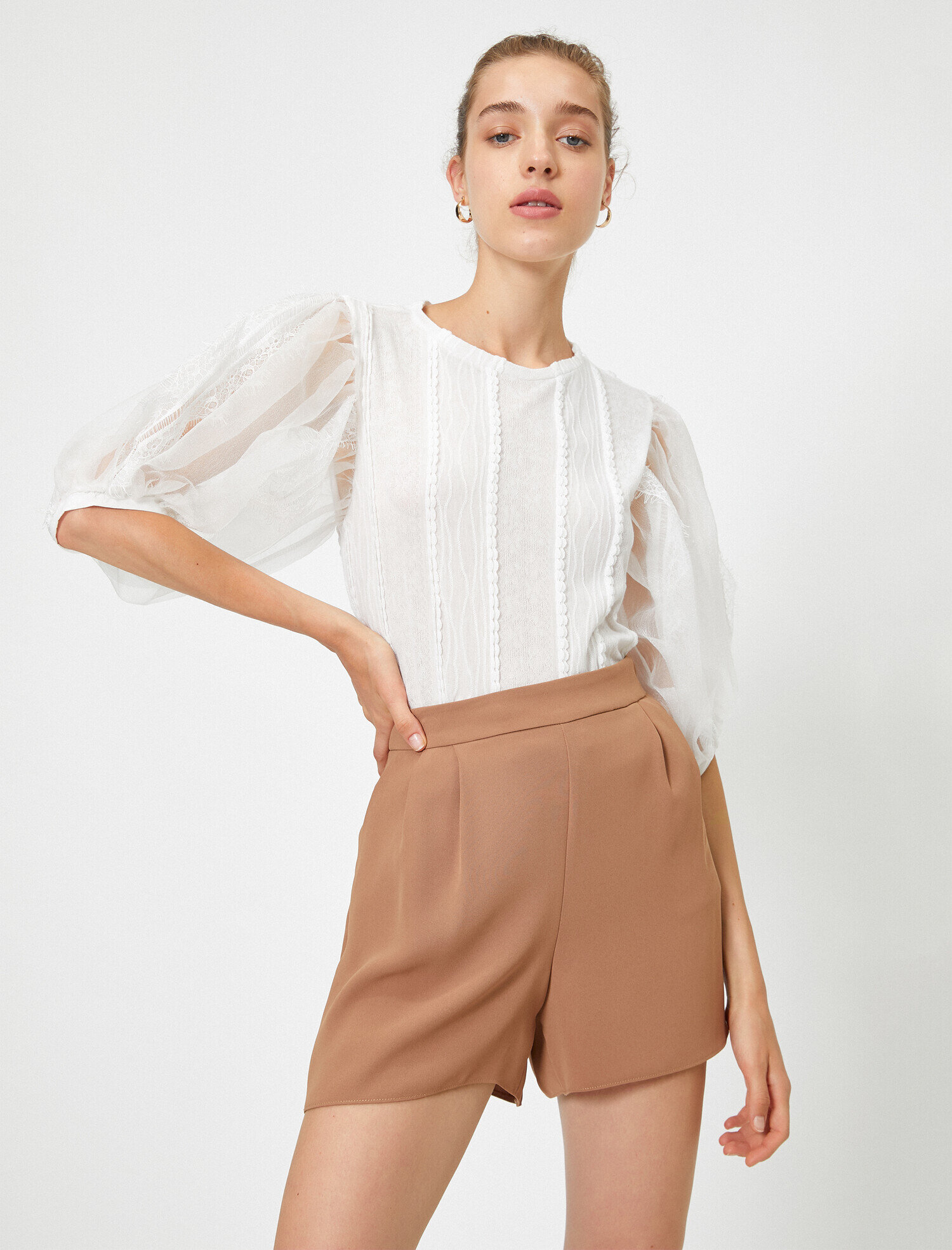   Bisiklet Yaka Kısa Kollu Tül Detaylı Tişört