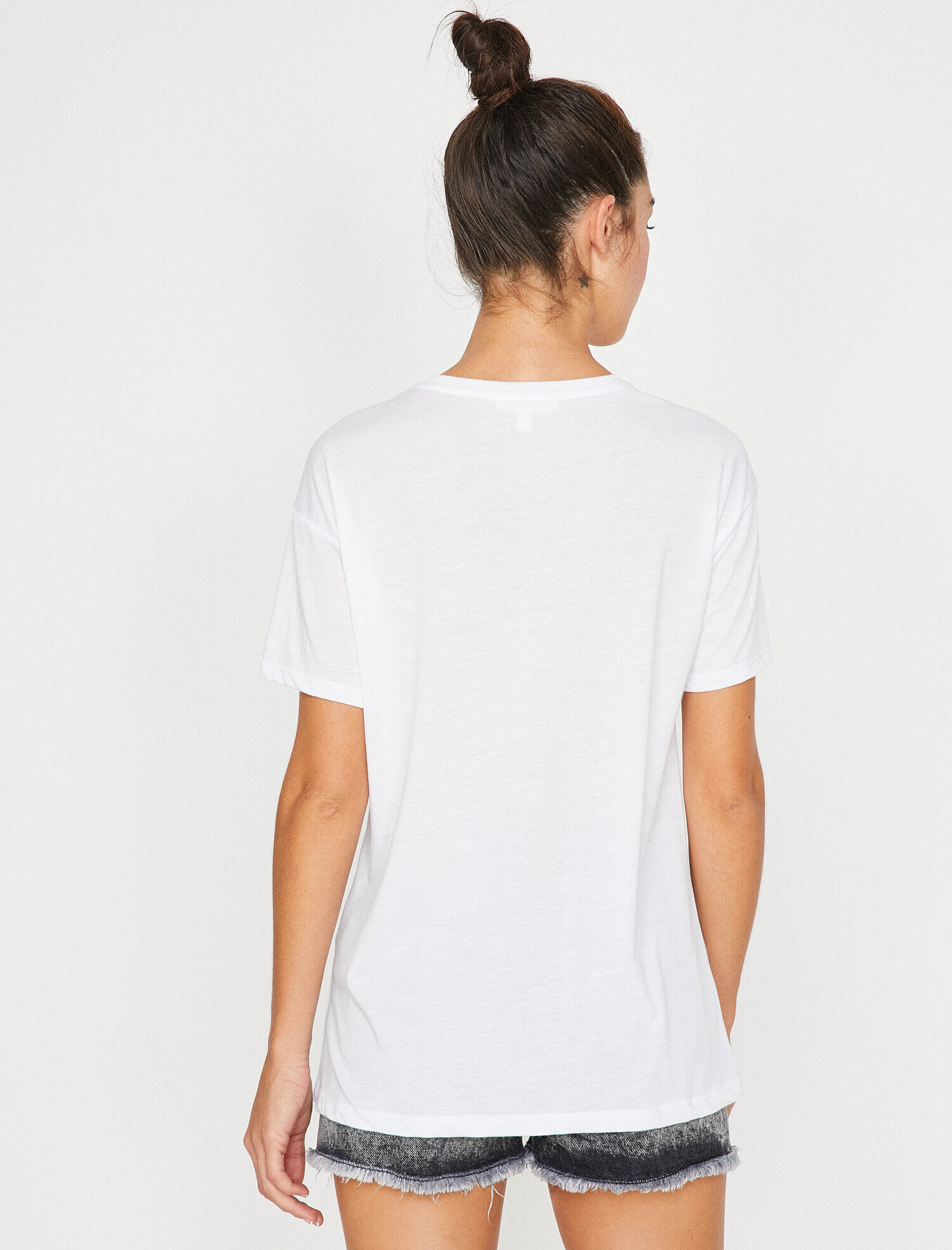   Pul Detaylı Tişört