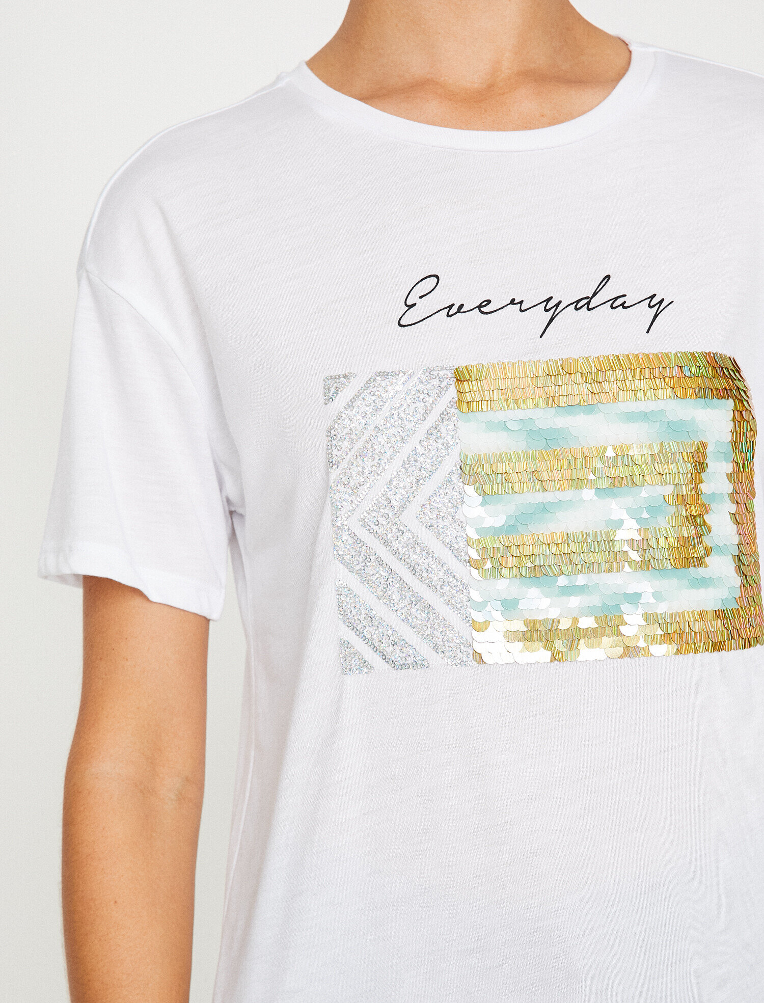   Pul Detaylı Tişört