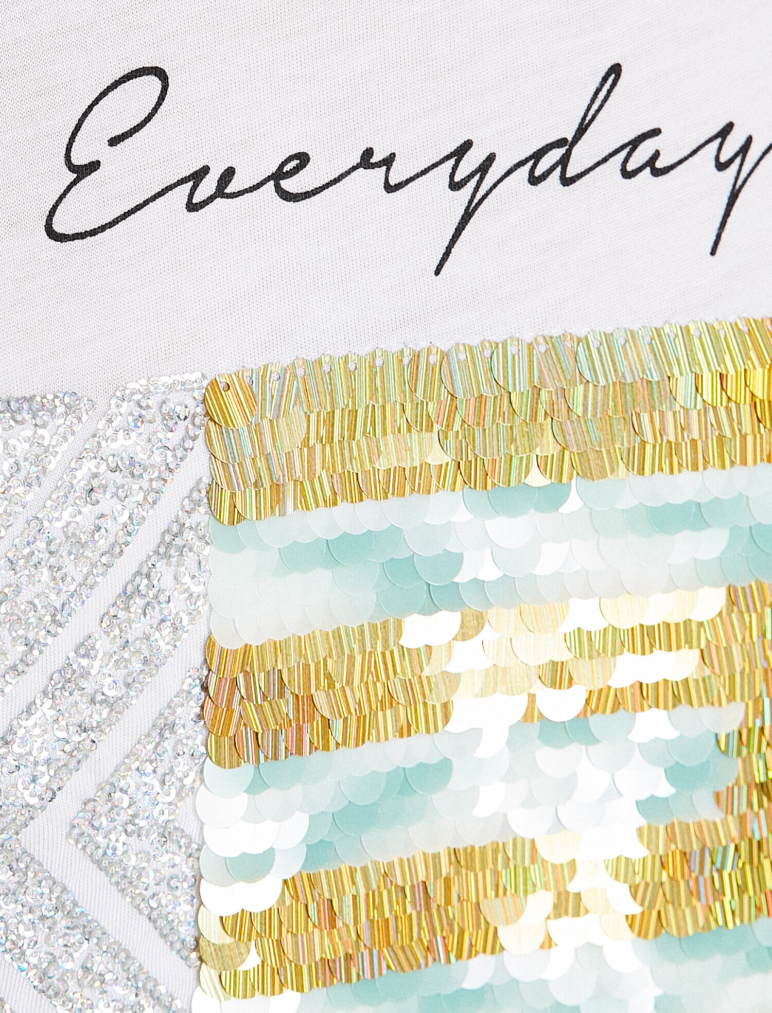   Pul Detaylı Tişört