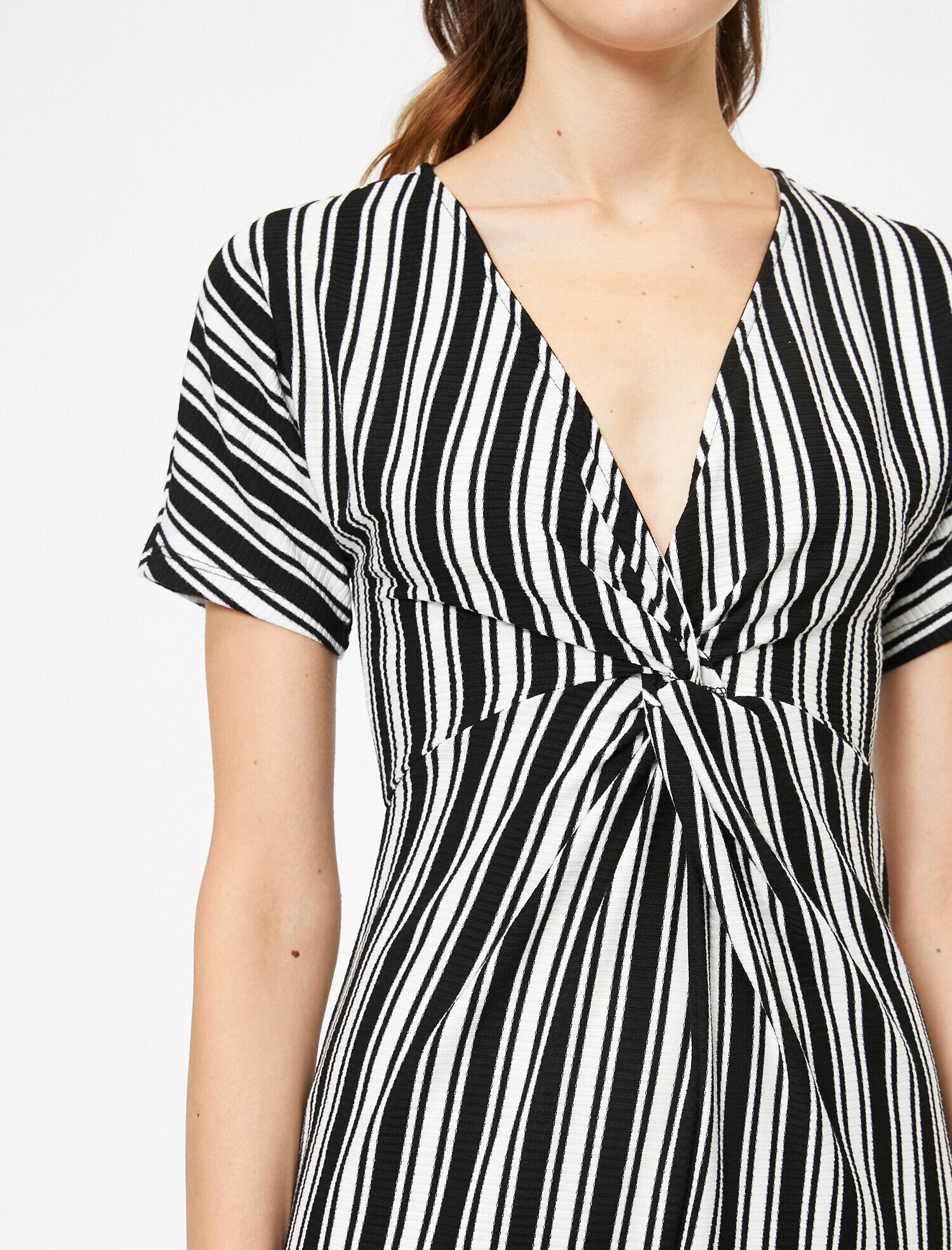   V Yaka Kısa Kollu Çizgili Tulum