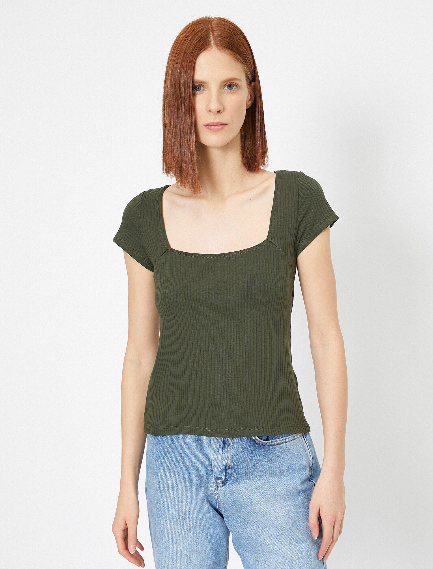   Kare Yaka Dar Kesim Tişört