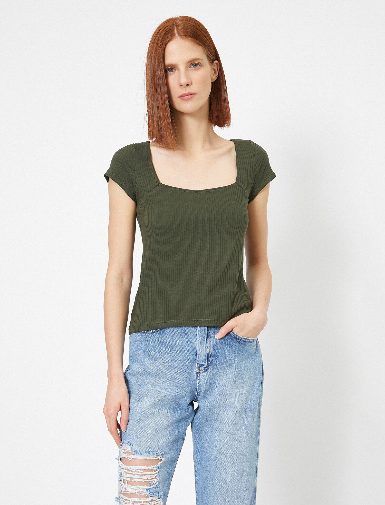   Kare Yaka Dar Kesim Tişört