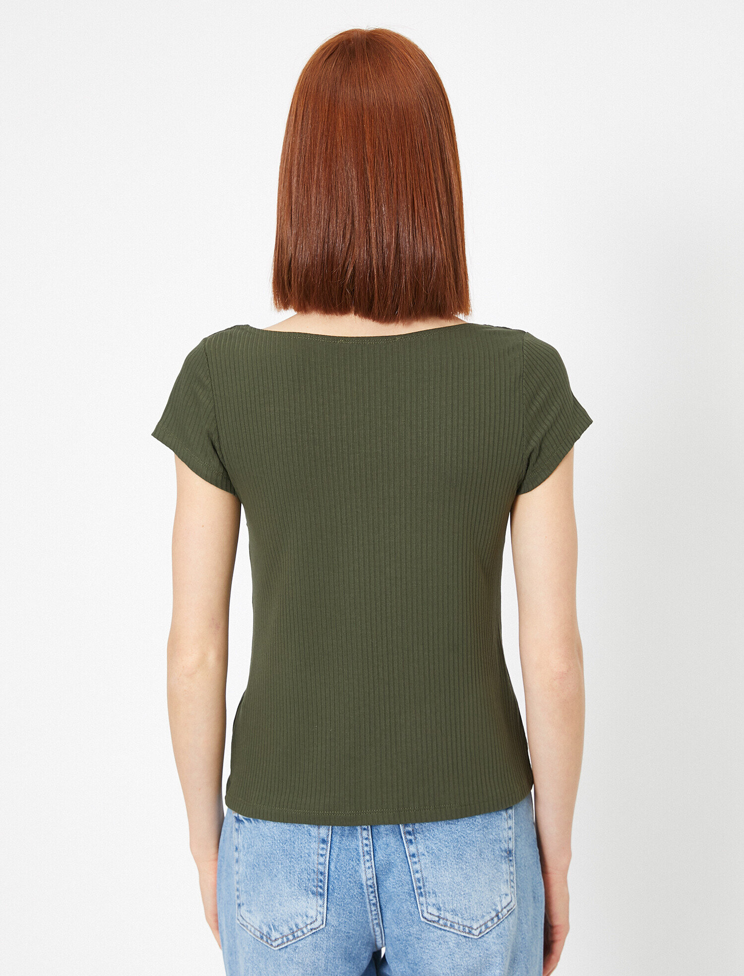   Kare Yaka Dar Kesim Tişört