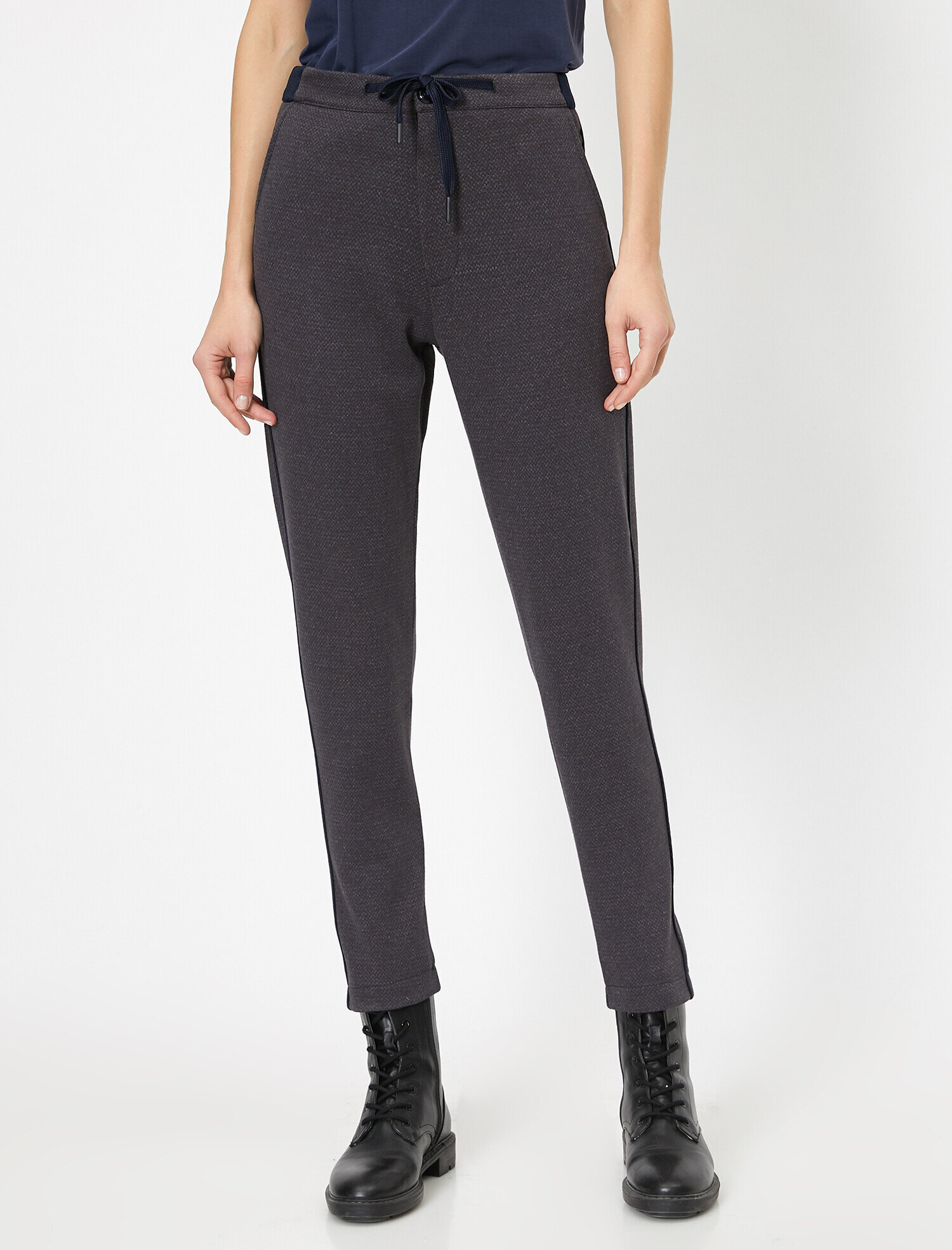   Kumaş Özellikli Beli Bağlamalı Yan Şeritli Pantolon