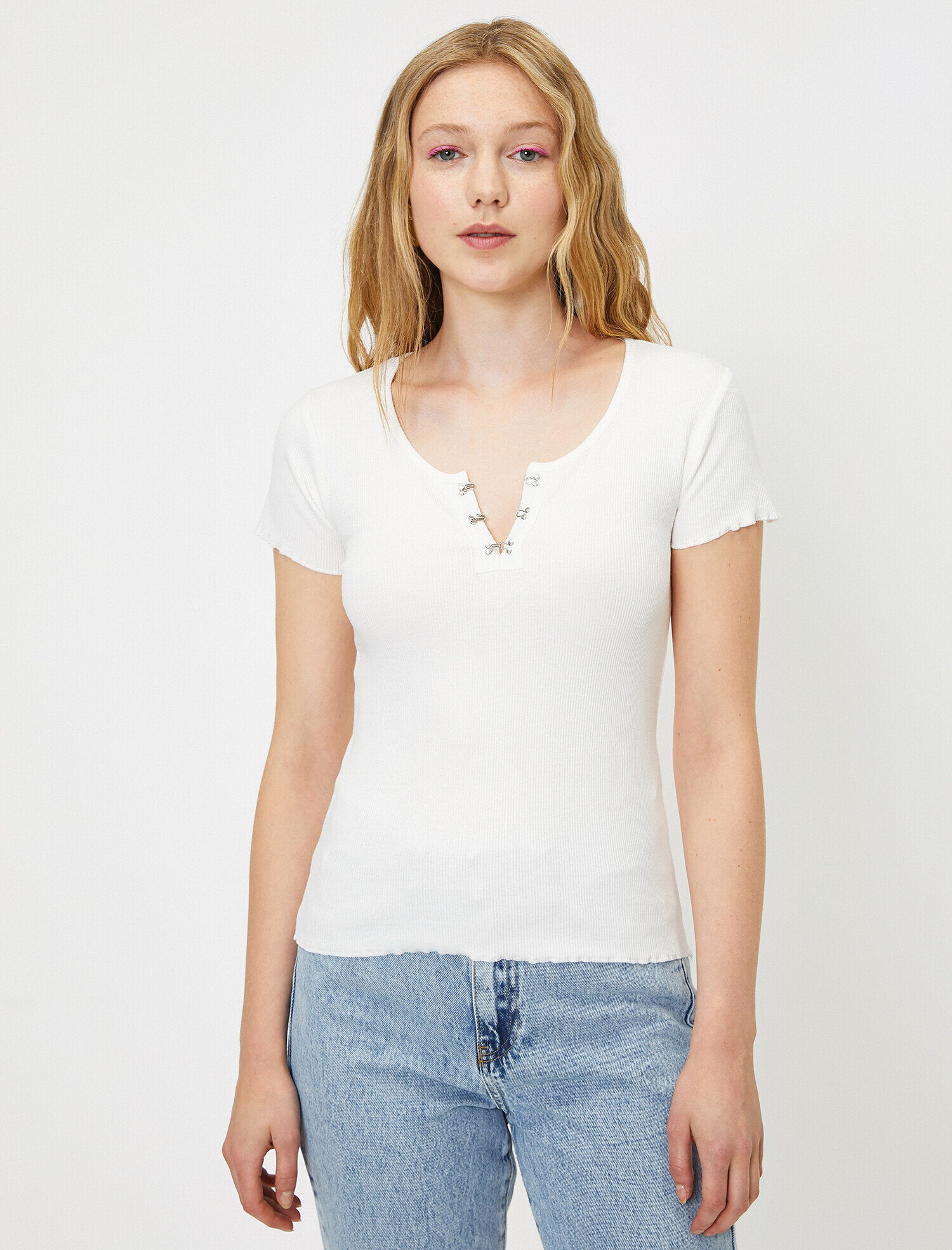   Yaka Detaylı Fitilli Kısa Kol Tişört