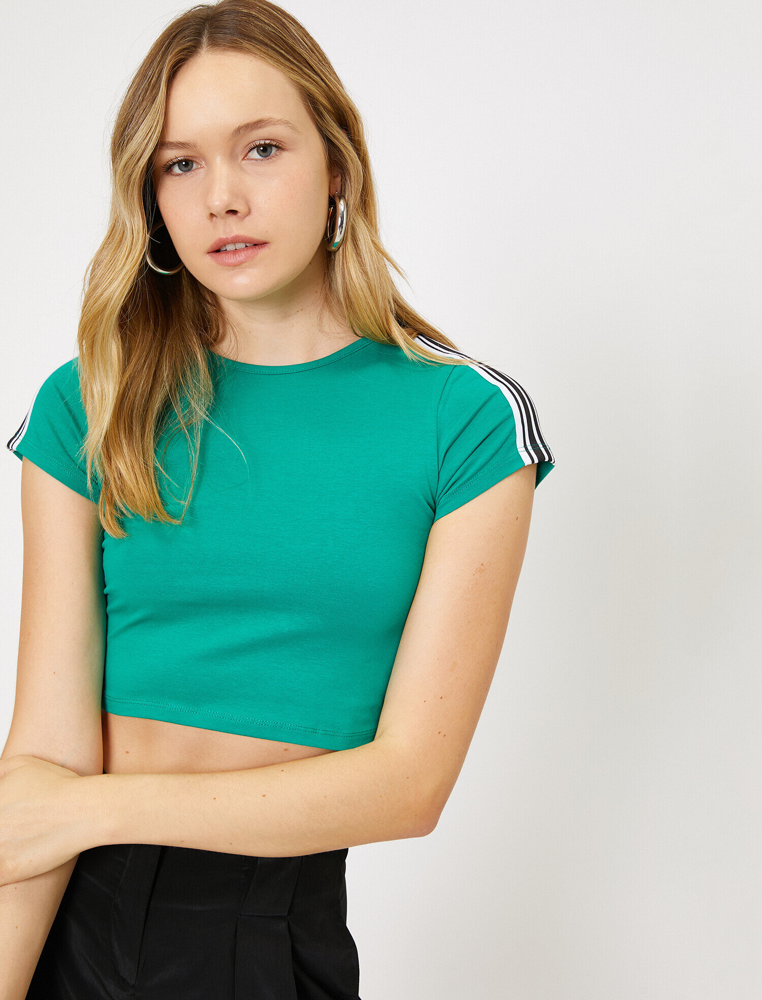 Omuz Sportif Şeritli Kısa Tshirt