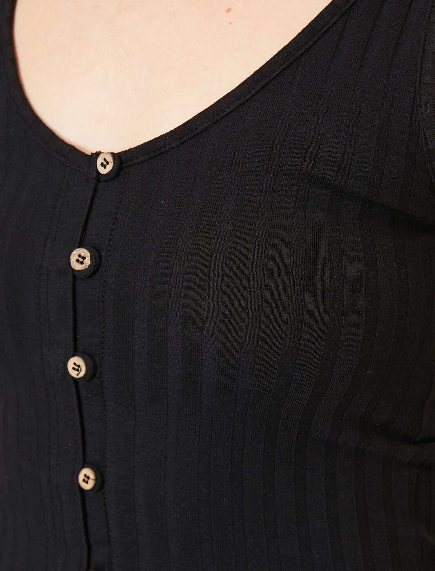   Düğme Detaylı Atlet