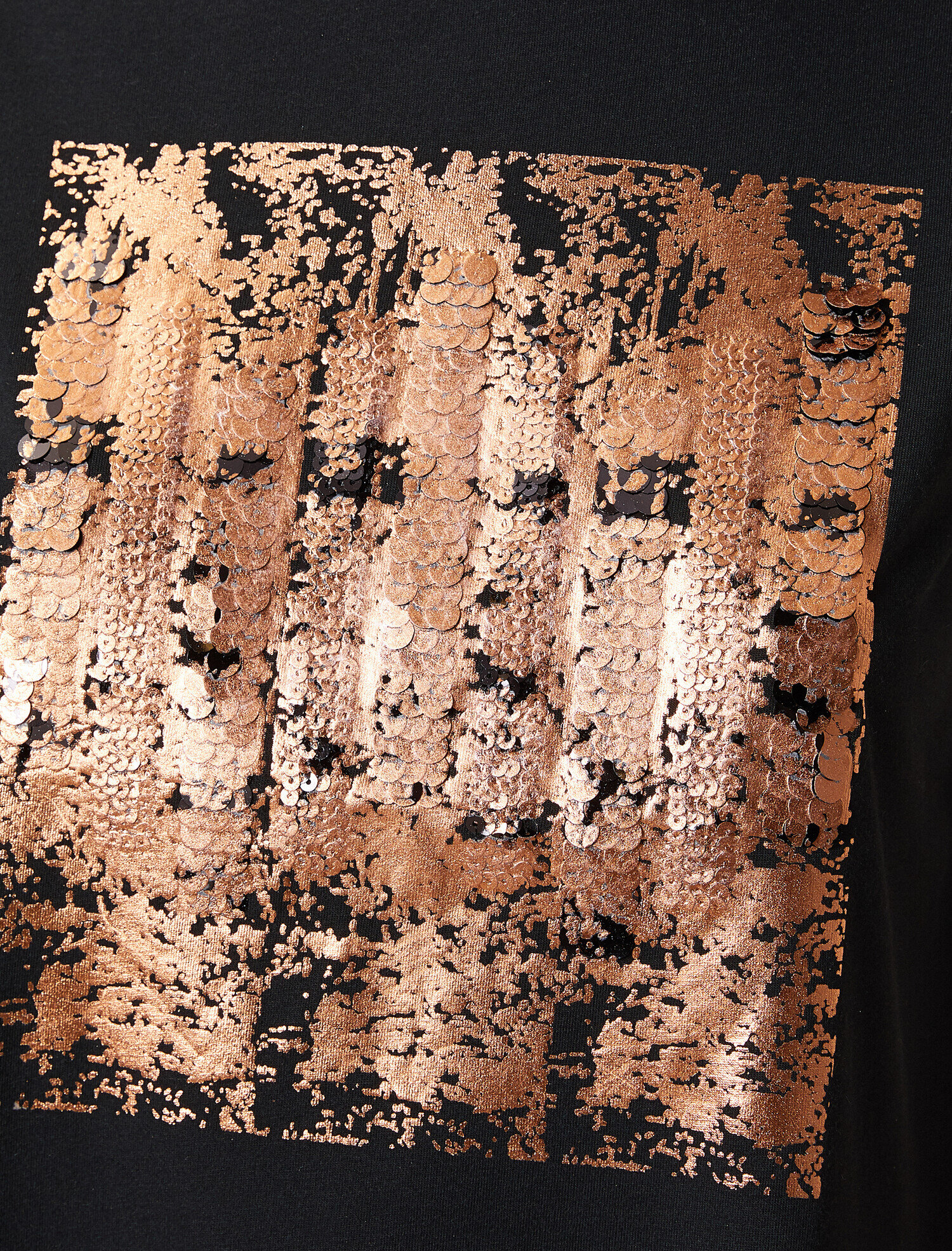   Pul Detaylı Kısa Kollu Tişört