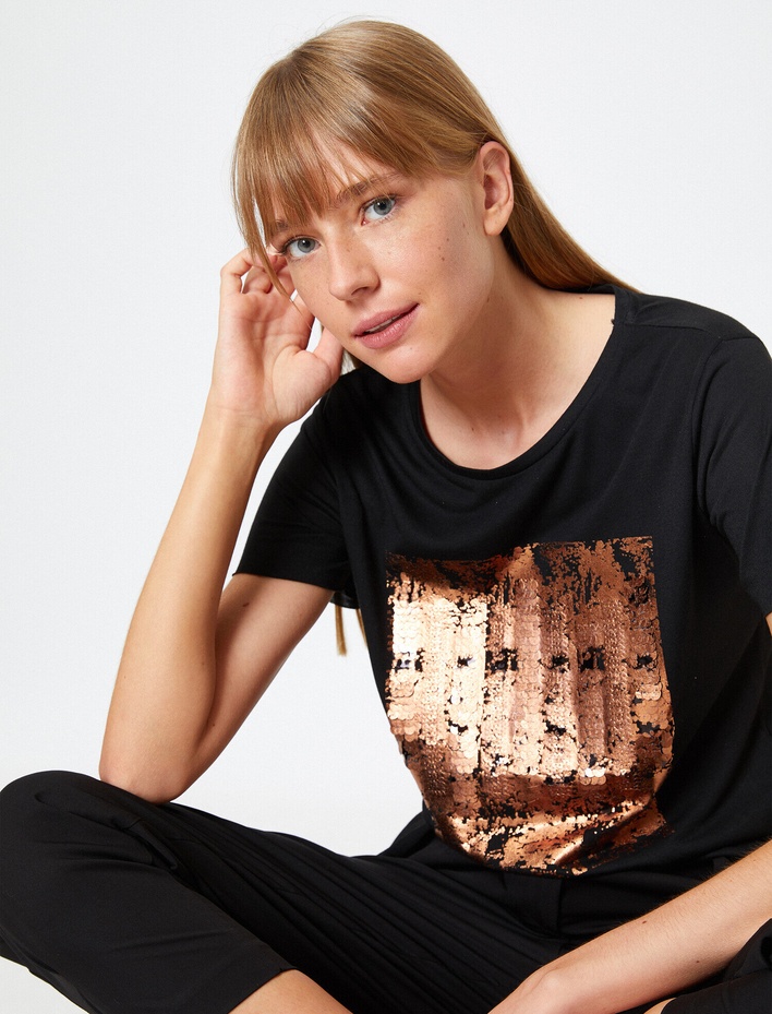  Pul Detaylı Kısa Kollu Tişört