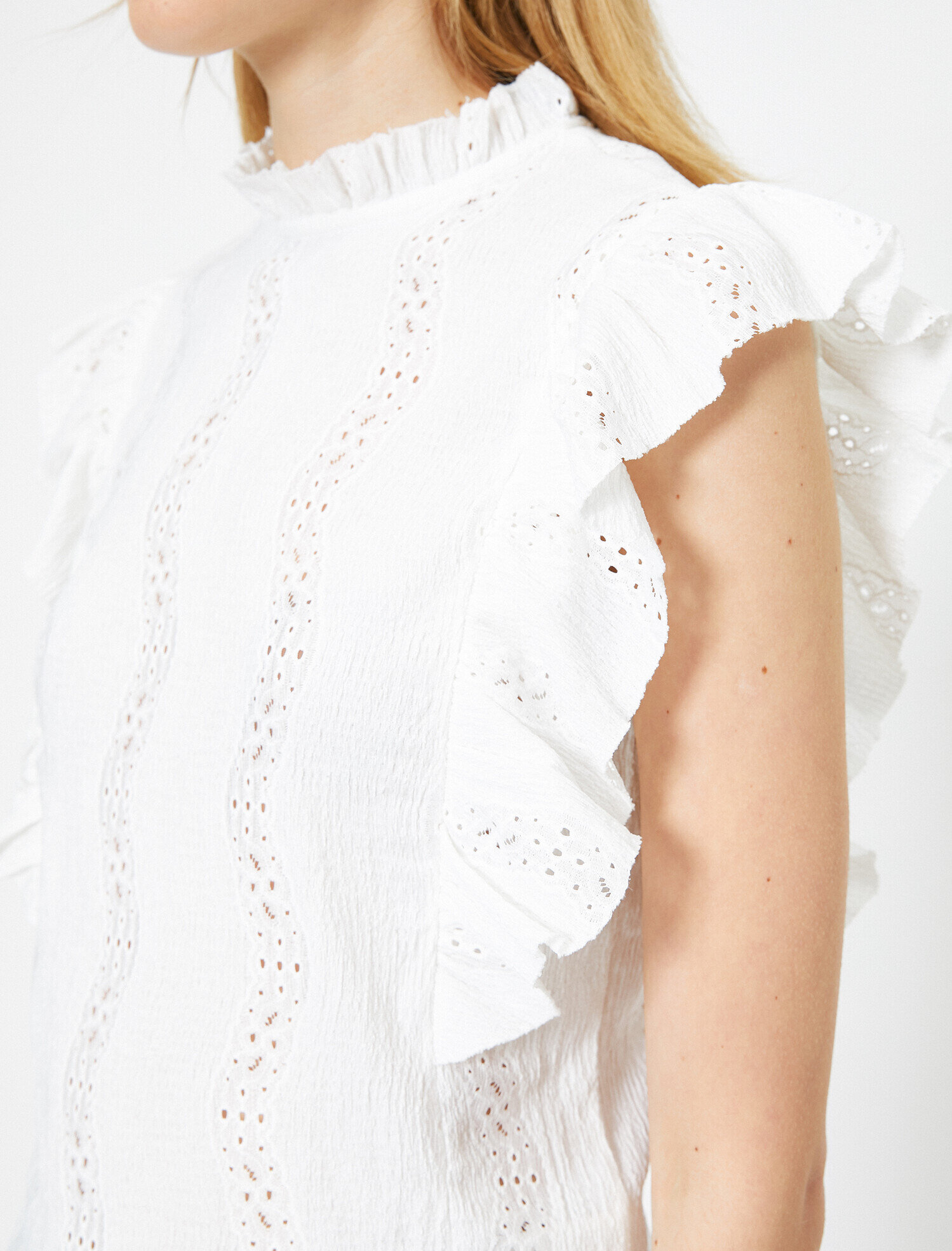   Dik Yaka Kolları Fırfırlı Üst